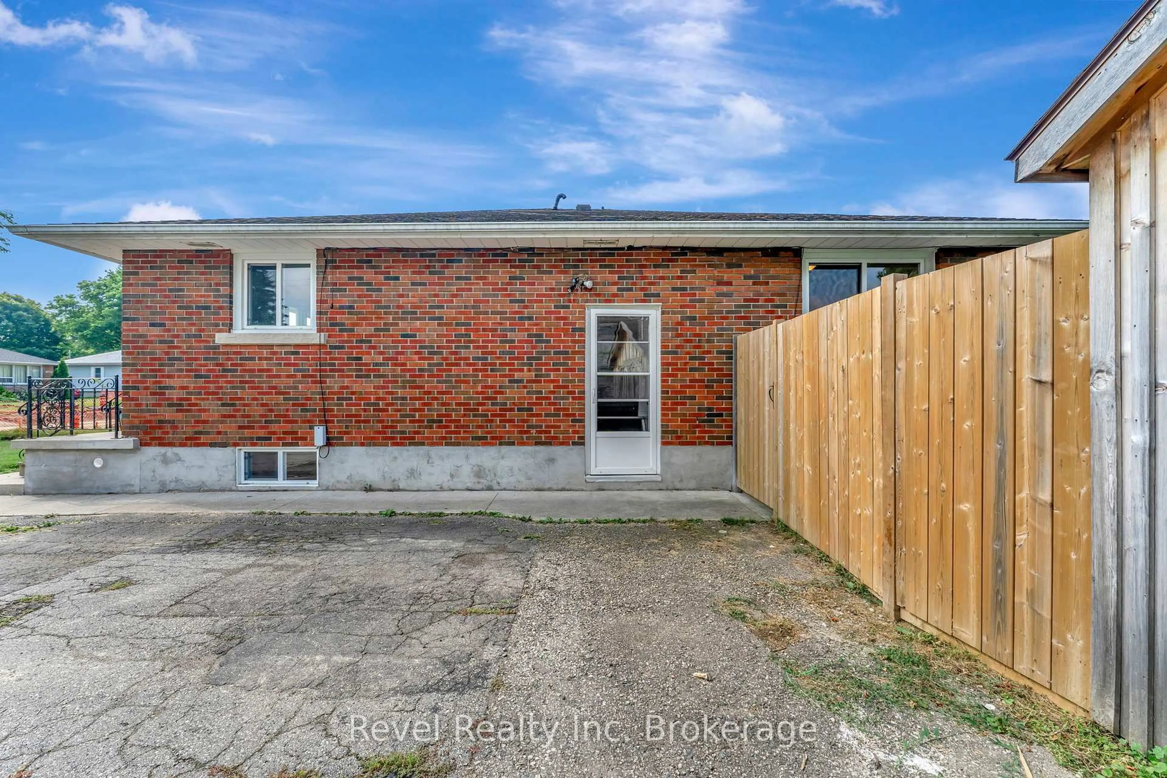 Unknown for 396 Powell St, Woodstock Ontario N4S 3T6