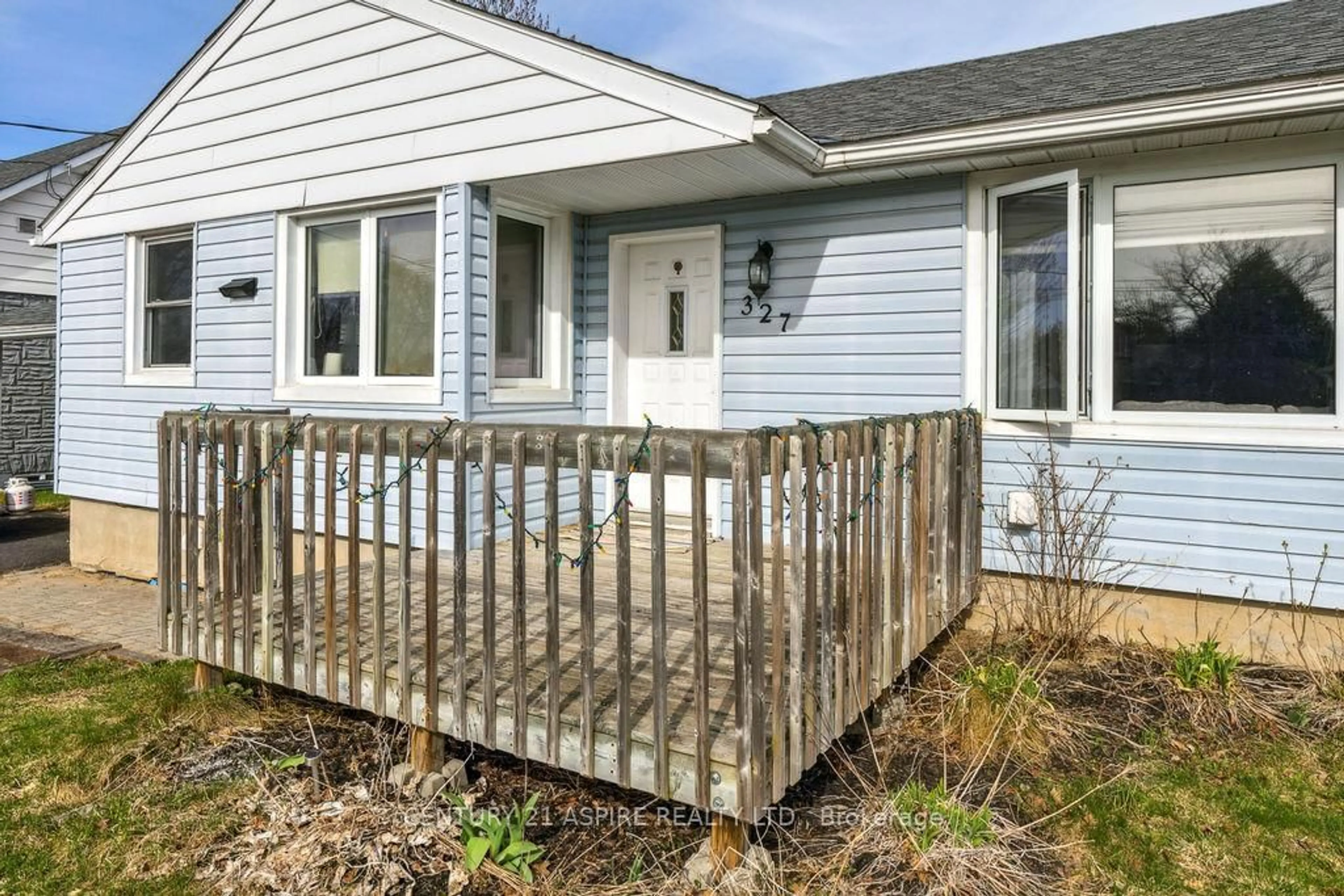 Home with vinyl exterior material, street for 327 Fraser St, Pembroke Ontario K8A 1Y3
