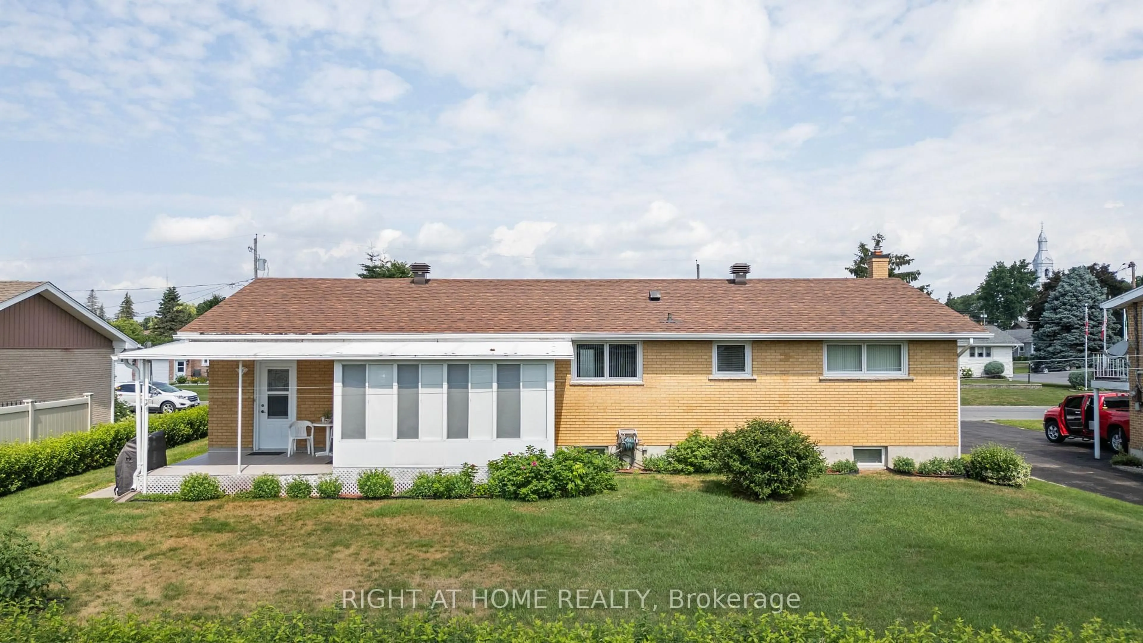 Home with vinyl exterior material, unknown for 2355 Raymond St, Clarence-Rockland Ontario K4K 1K3