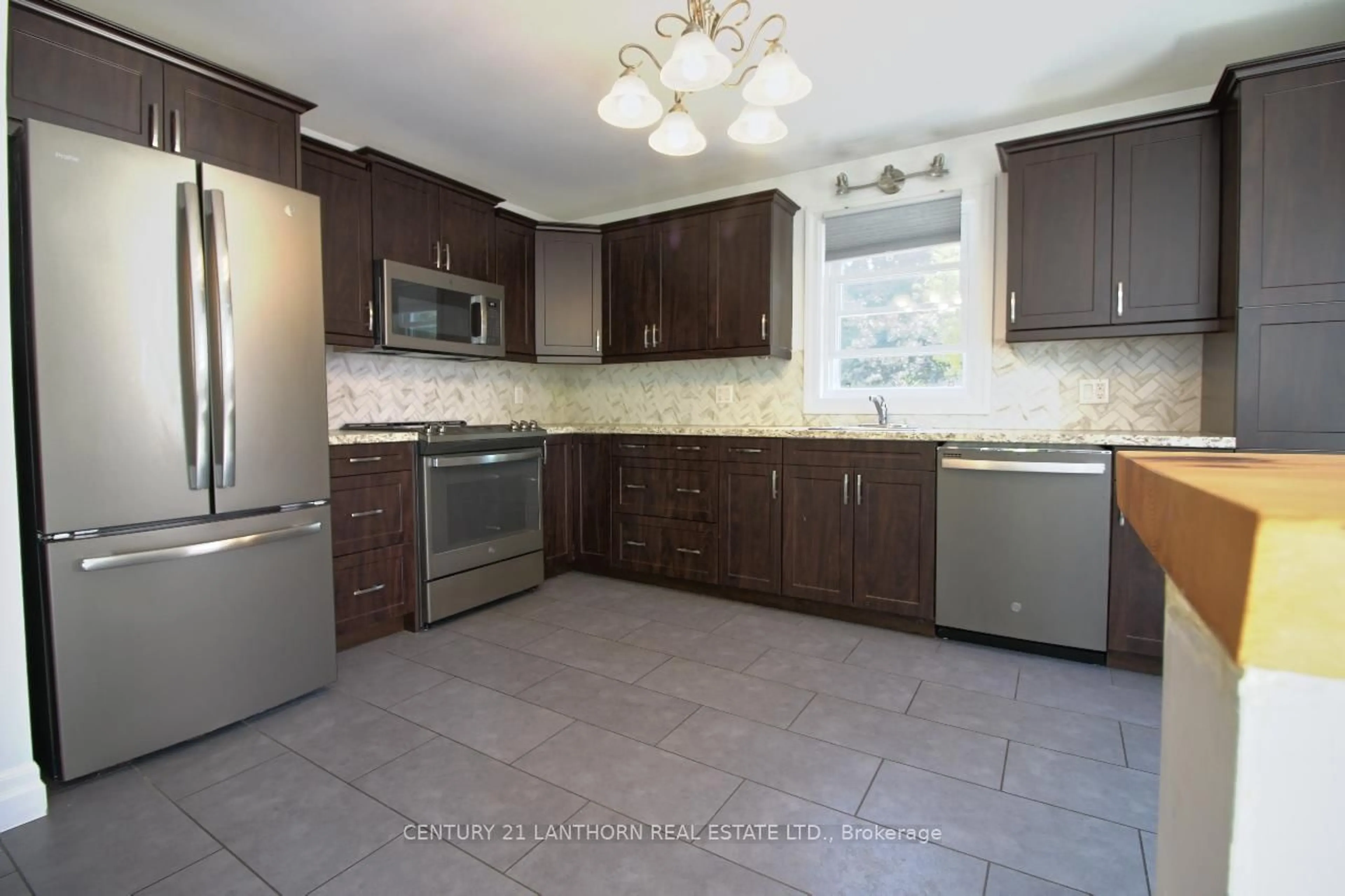 Standard kitchen, ceramic/tile floor for 100 Whites Rd, Quinte West Ontario K8V 5P5