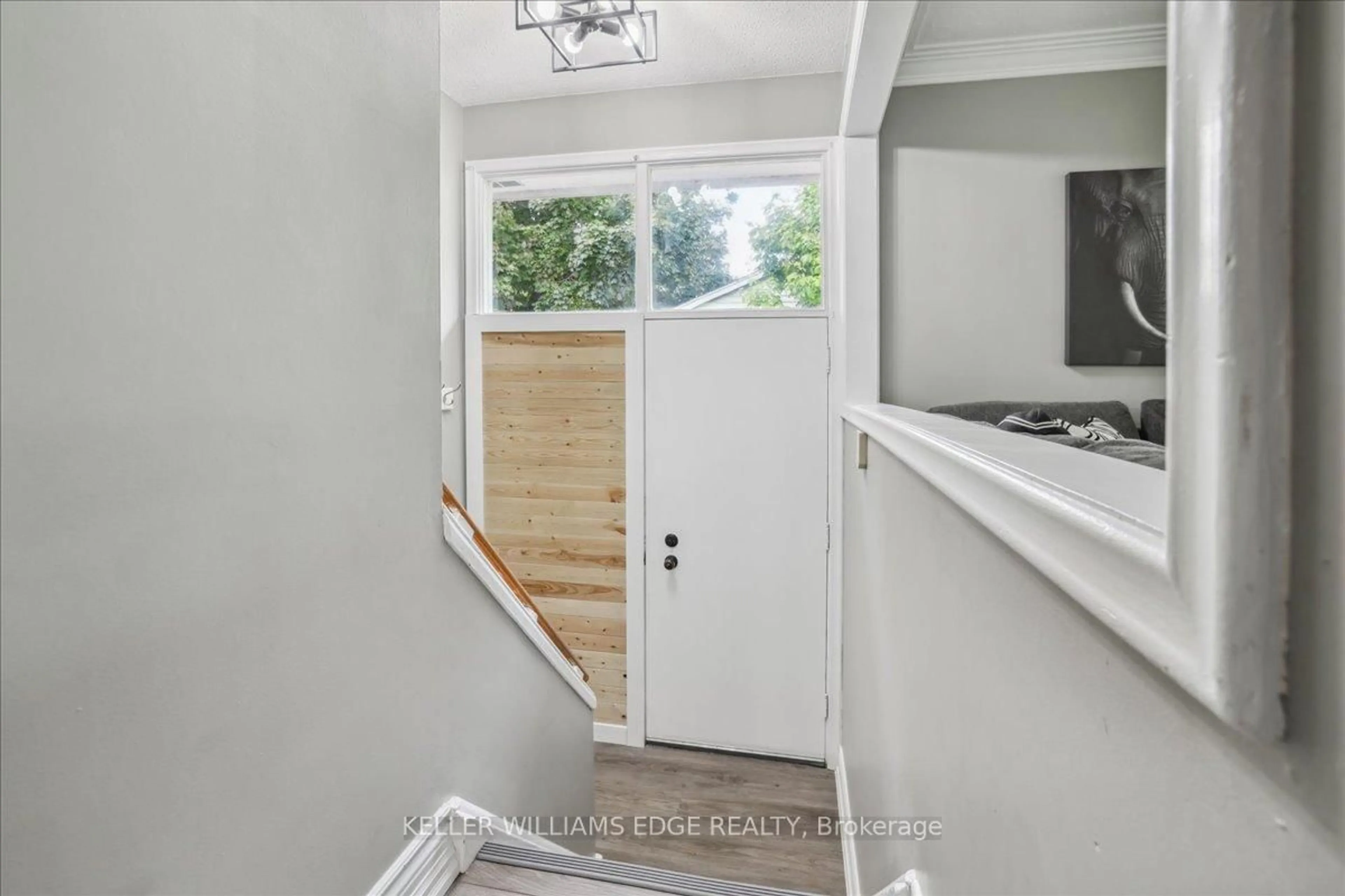 Indoor entryway for 5 Howard Ave, St. Catharines Ontario L2N 3W8
