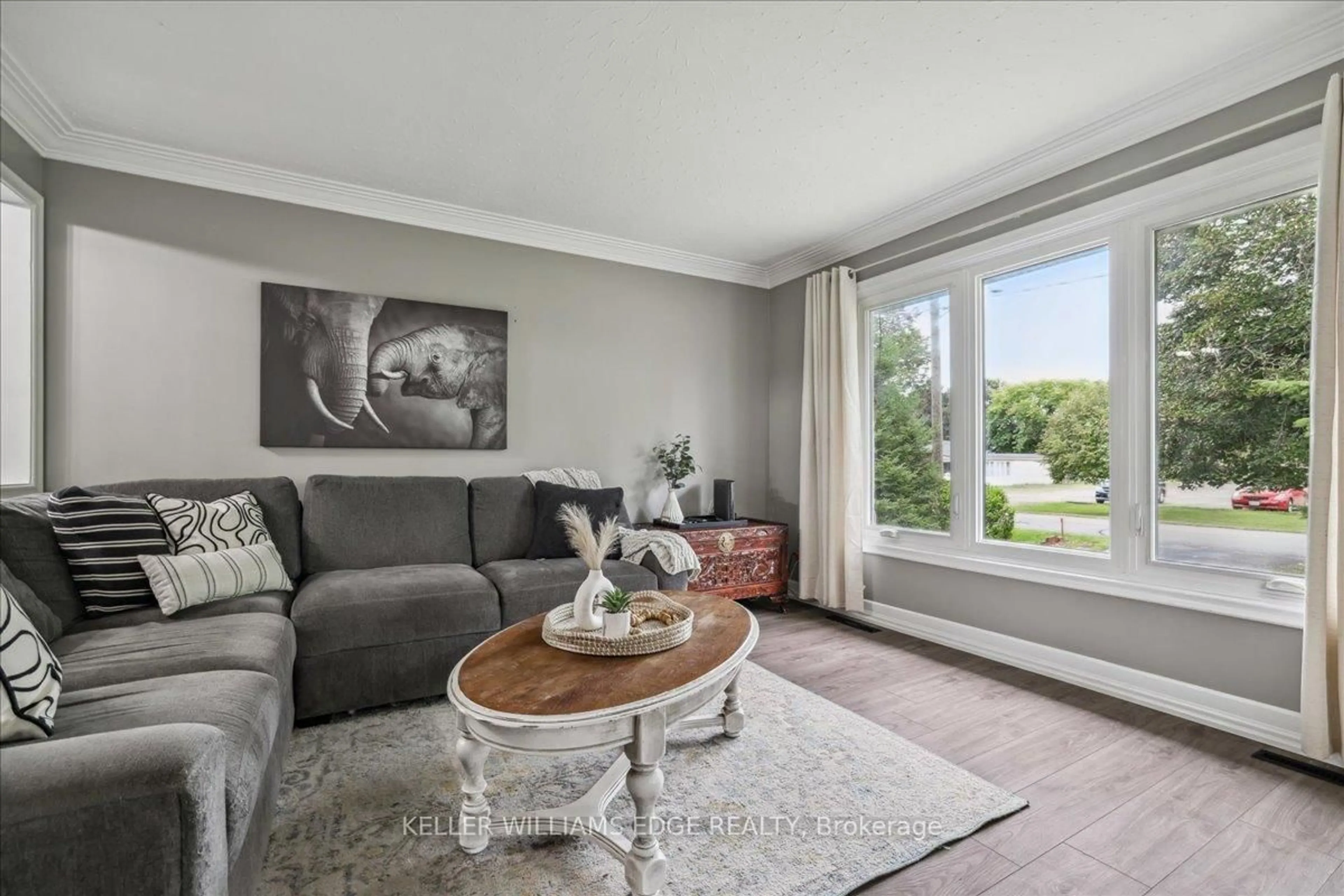 Living room with furniture, unknown for 5 Howard Ave, St. Catharines Ontario L2N 3W8