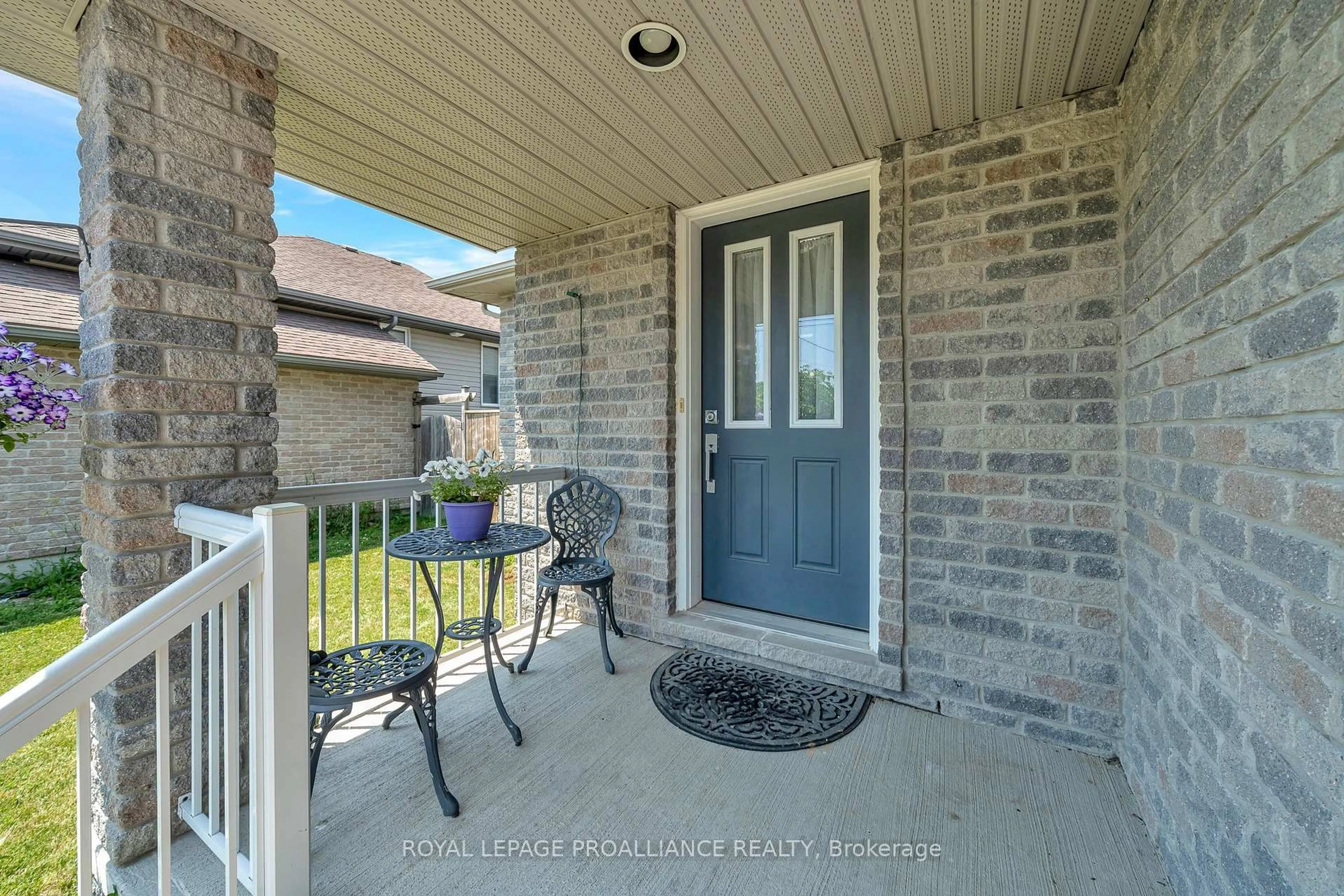Indoor entryway for 141 Lester Rd, Quinte West Ontario K8V 0C1