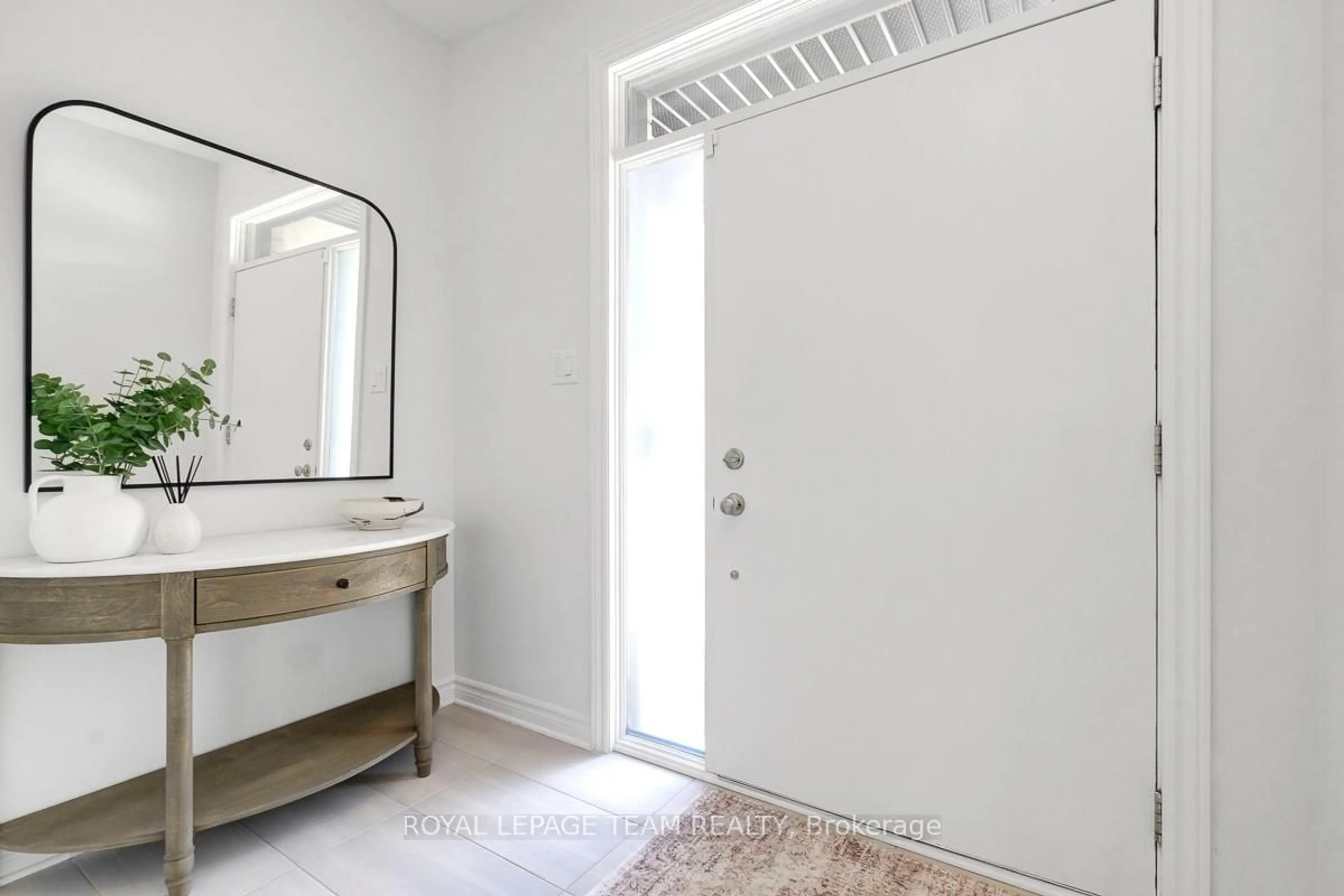 Indoor entryway for 955 ATRIUM Rdge, Manotick Ontario K4M 0P3