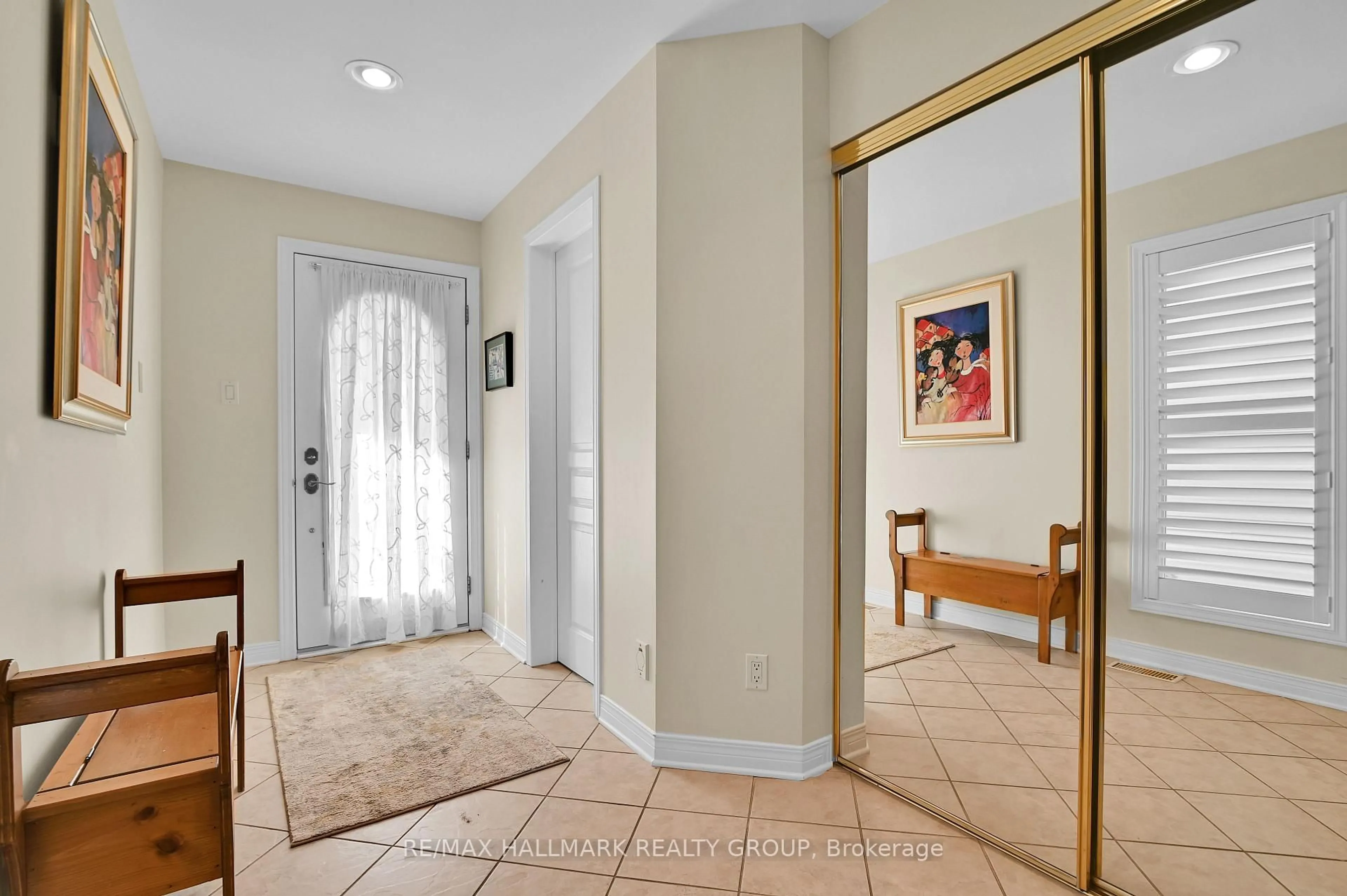 Indoor entryway for 204 West Village Private, Ottawa Ontario K1Z 1E4