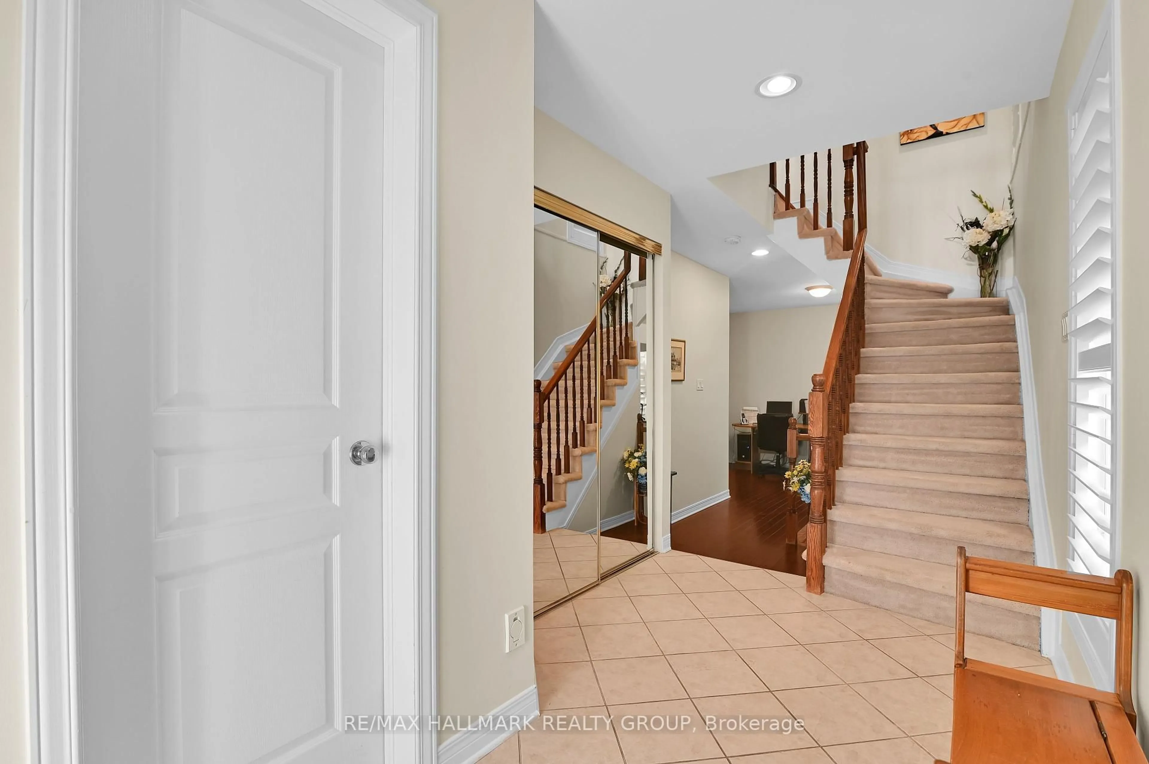 Indoor entryway for 204 West Village Private, Ottawa Ontario K1Z 1E4