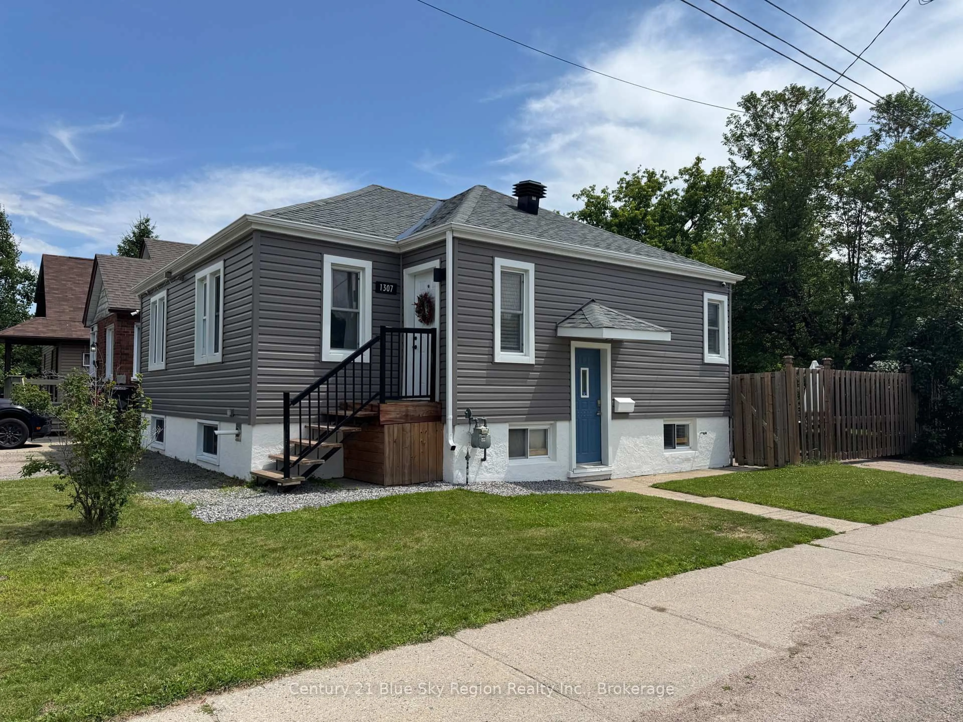 Home with vinyl exterior material, street for 1307 Dale Ave, North Bay Ontario P1B 6V5