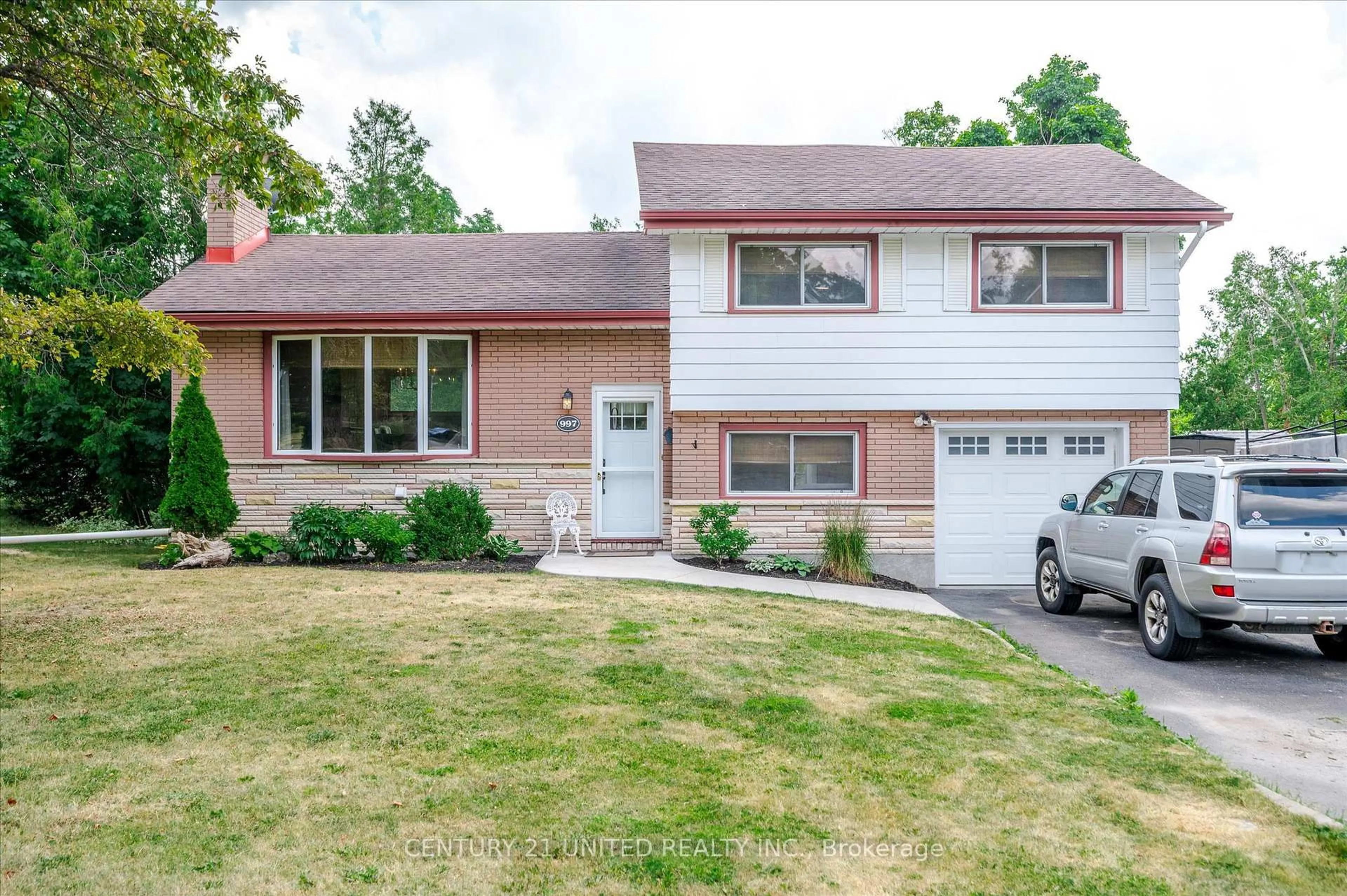 Home with vinyl exterior material, street for 997 Weller St, Peterborough West Ontario K9J 4Y3
