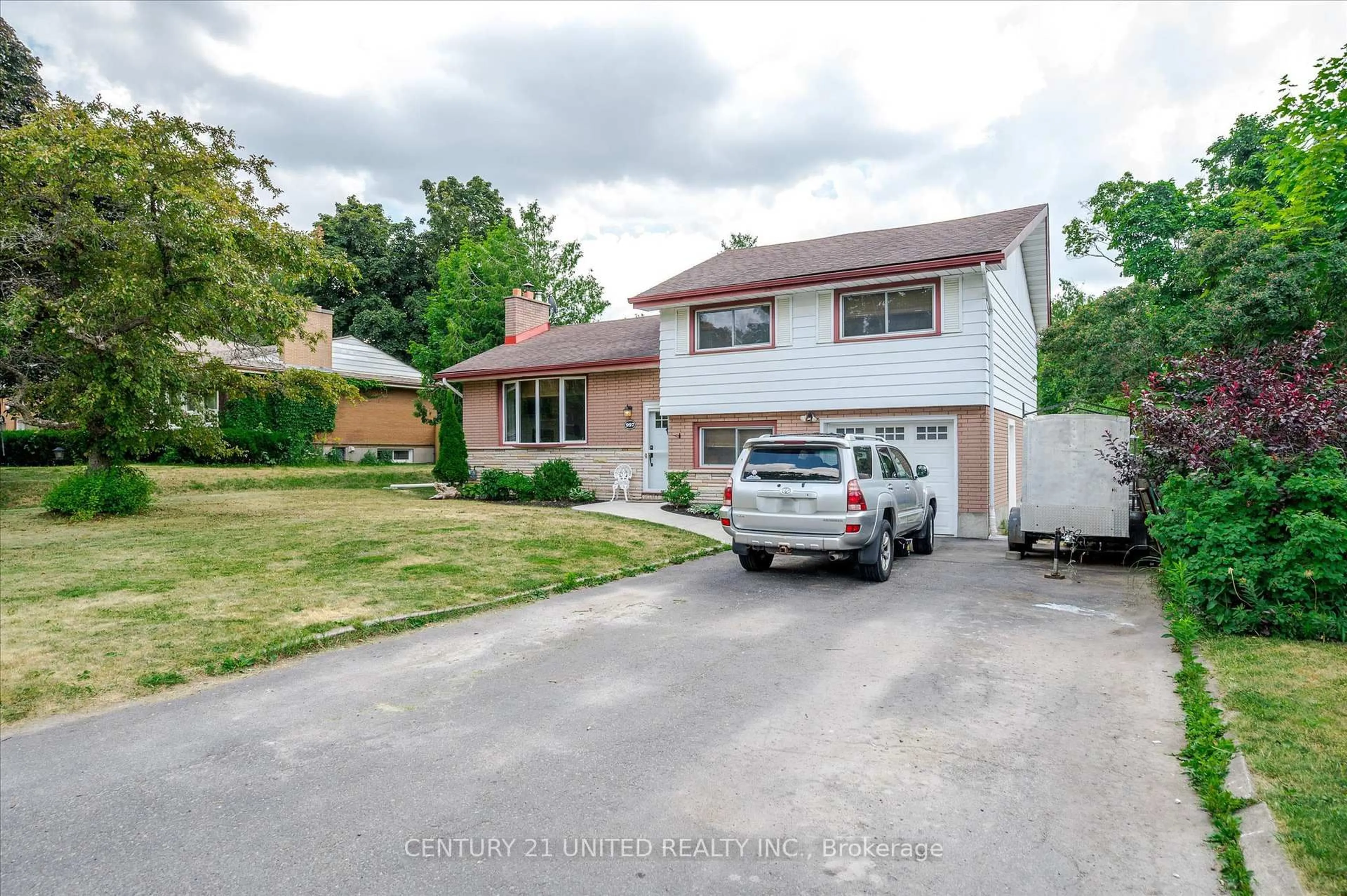 A pic from outside/outdoor area/front of a property/back of a property/a pic from drone, street for 997 Weller St, Peterborough West Ontario K9J 4Y3