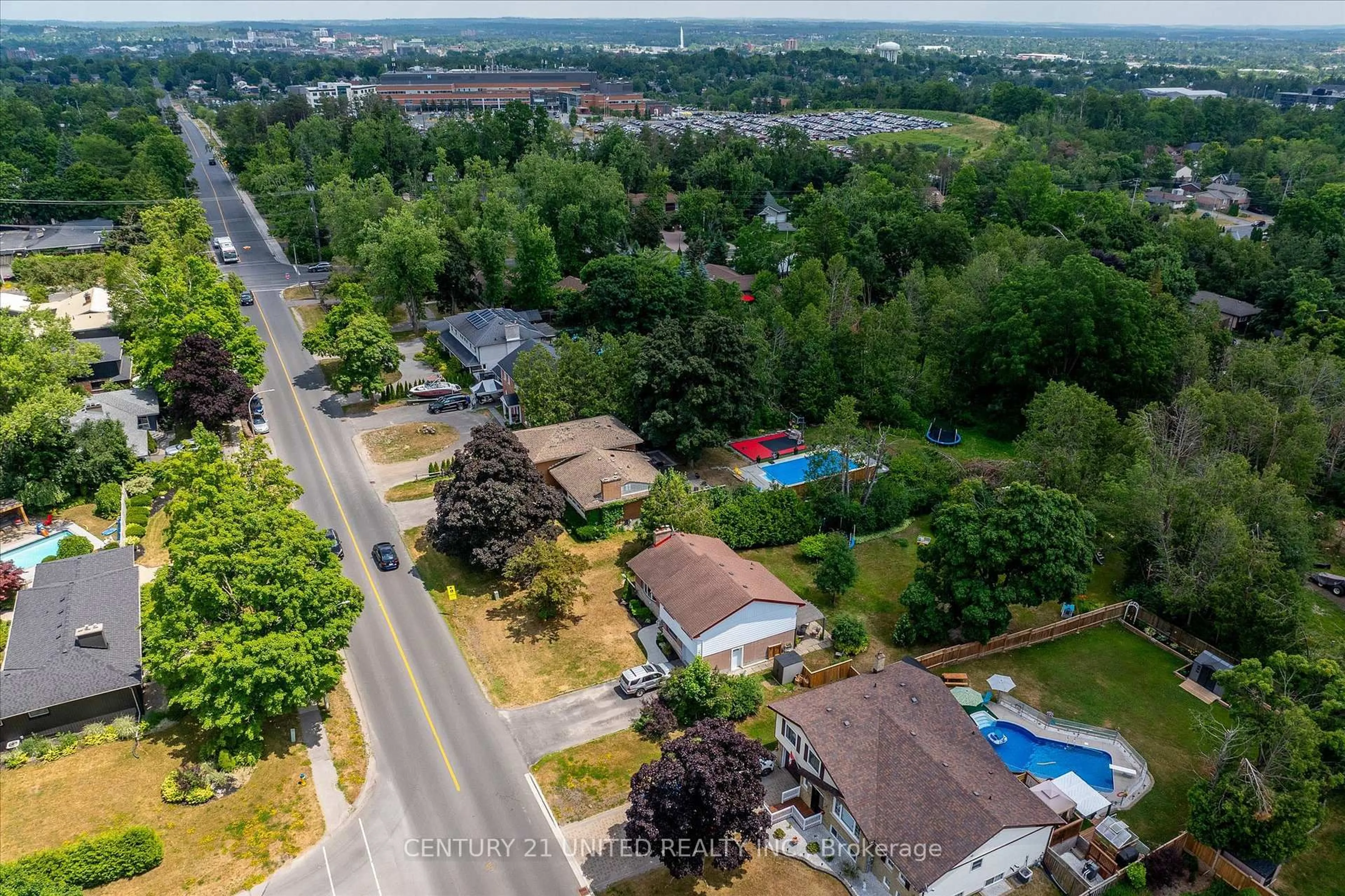 A pic from outside/outdoor area/front of a property/back of a property/a pic from drone, unknown for 997 Weller St, Peterborough West Ontario K9J 4Y3