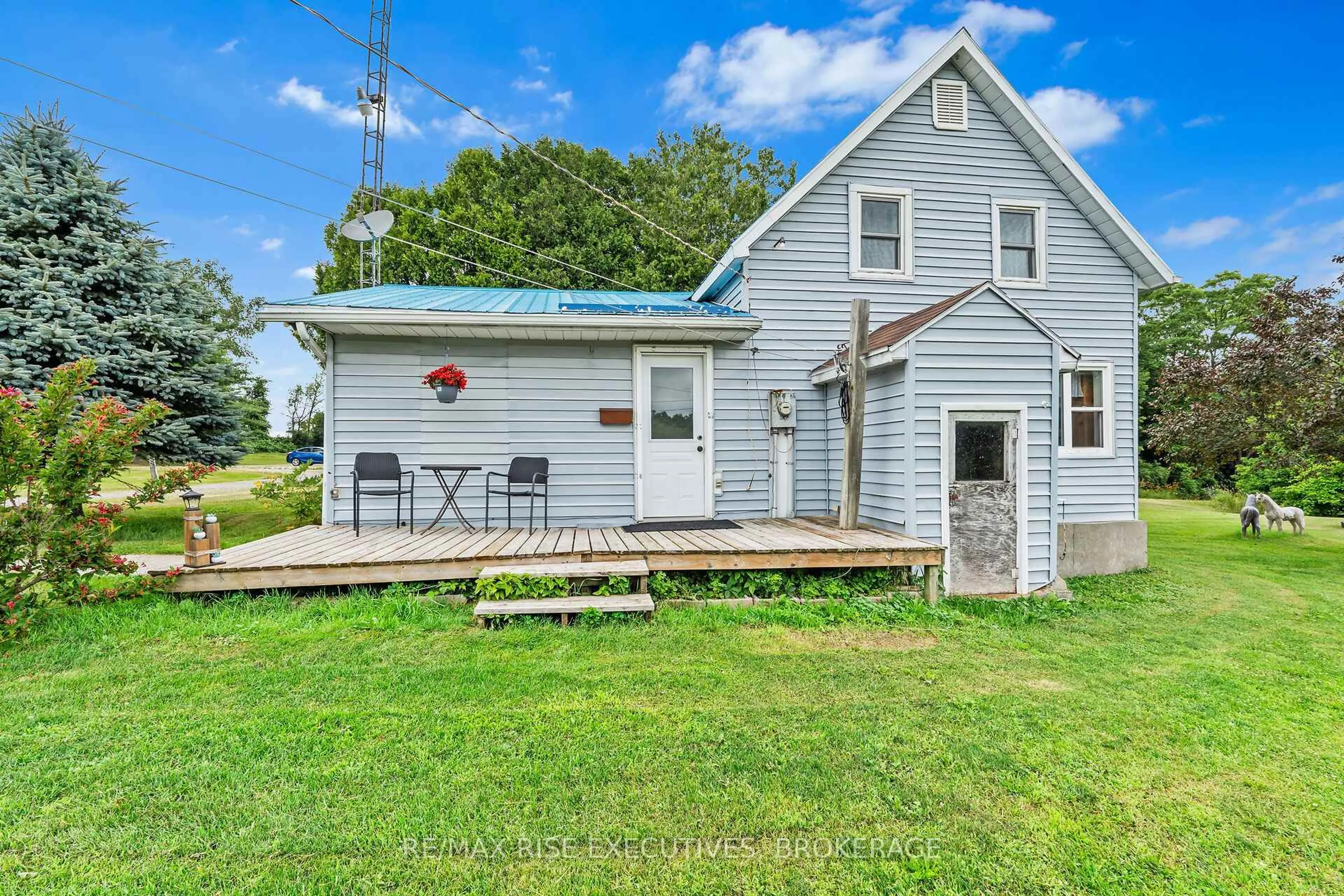 A pic from outside/outdoor area/front of a property/back of a property/a pic from drone, unknown for 251 Briar Hill Rd, Leeds and the Thousand Islands Ontario K0E 1N0