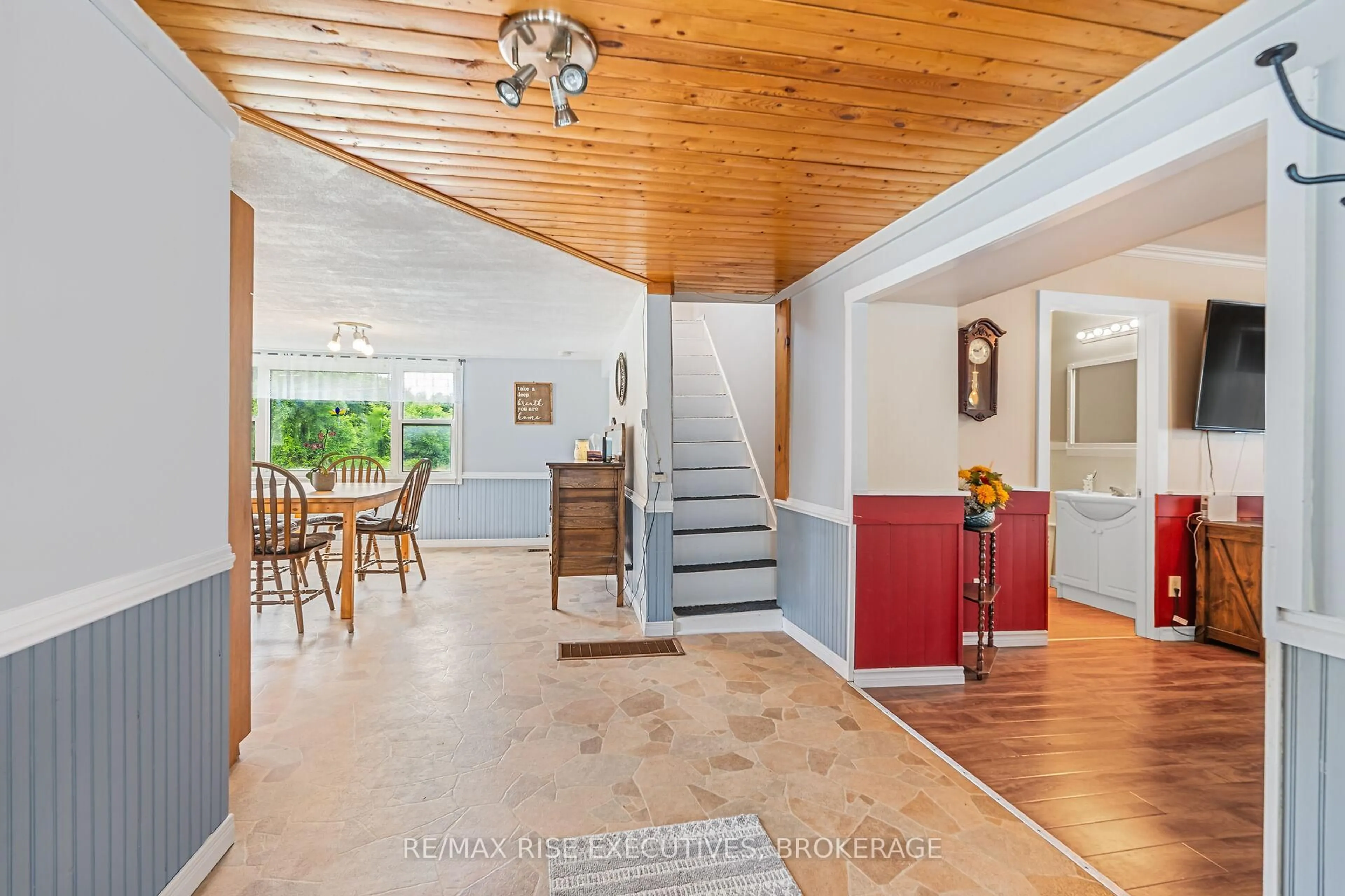 Indoor foyer for 251 Briar Hill Rd, Leeds and the Thousand Islands Ontario K0E 1N0