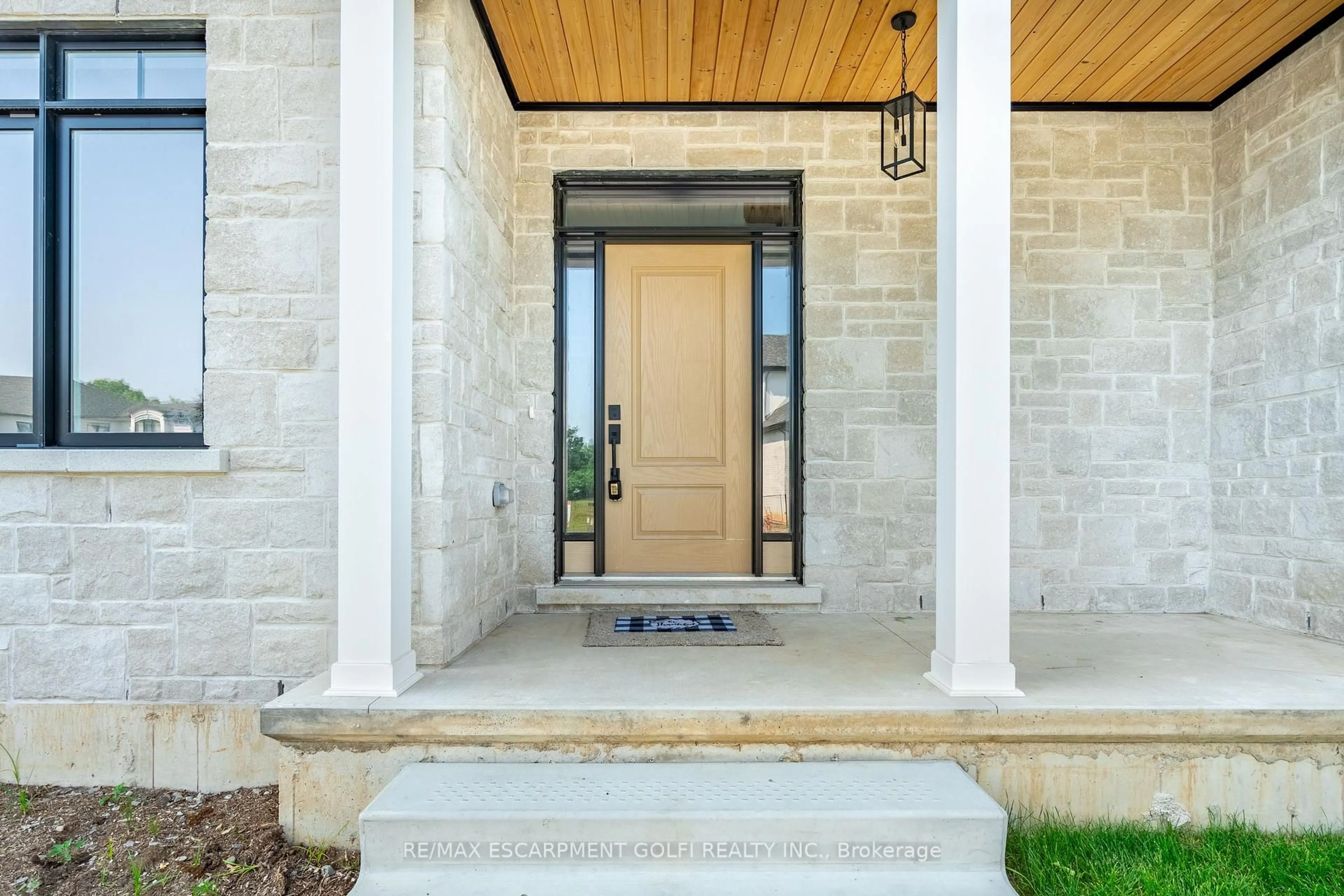 Indoor entryway for 242 Mount Pleasant St #6, Brantford Ontario N3T 1V1