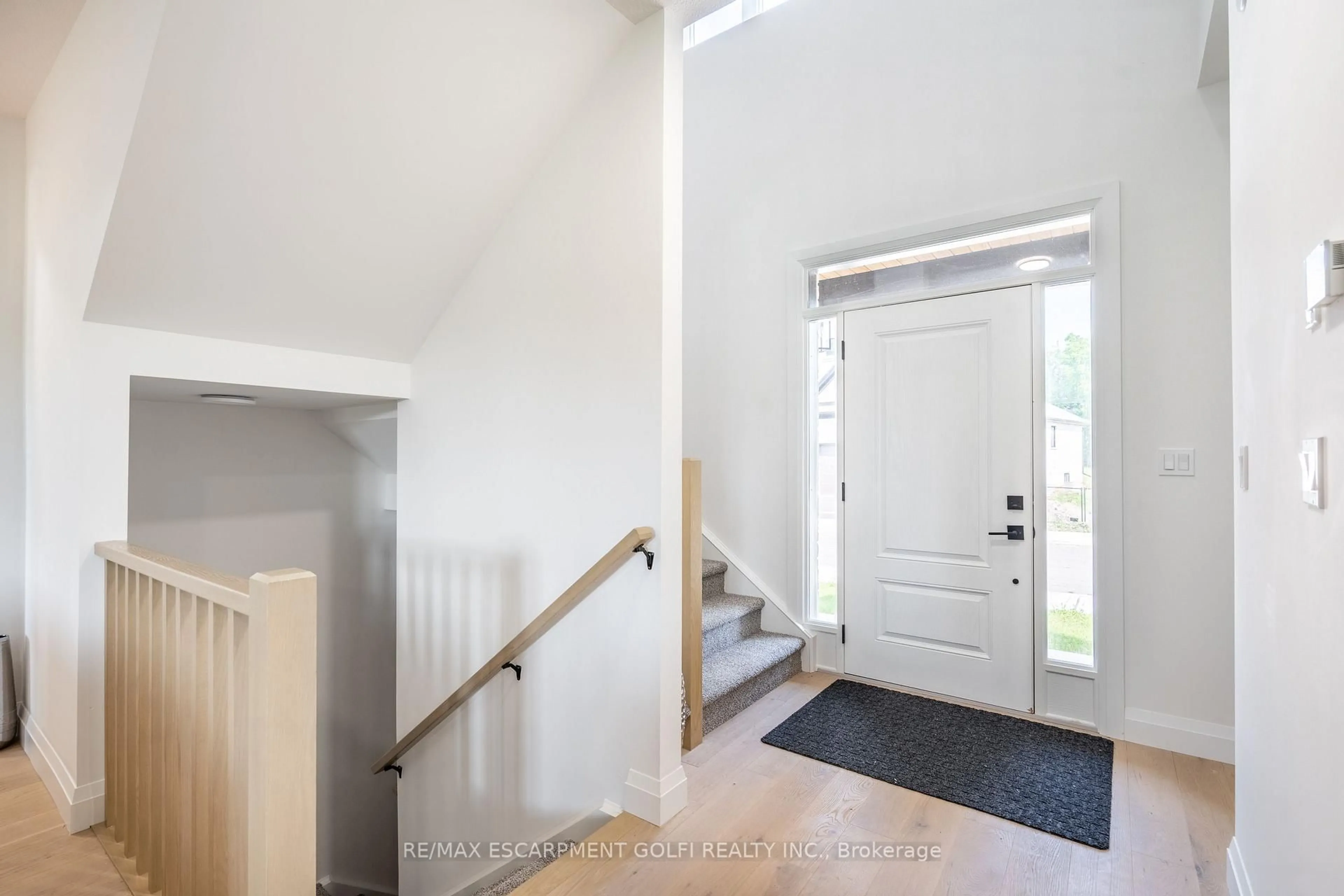 Indoor entryway for 242 Mount Pleasant St #6, Brantford Ontario N3T 1V1