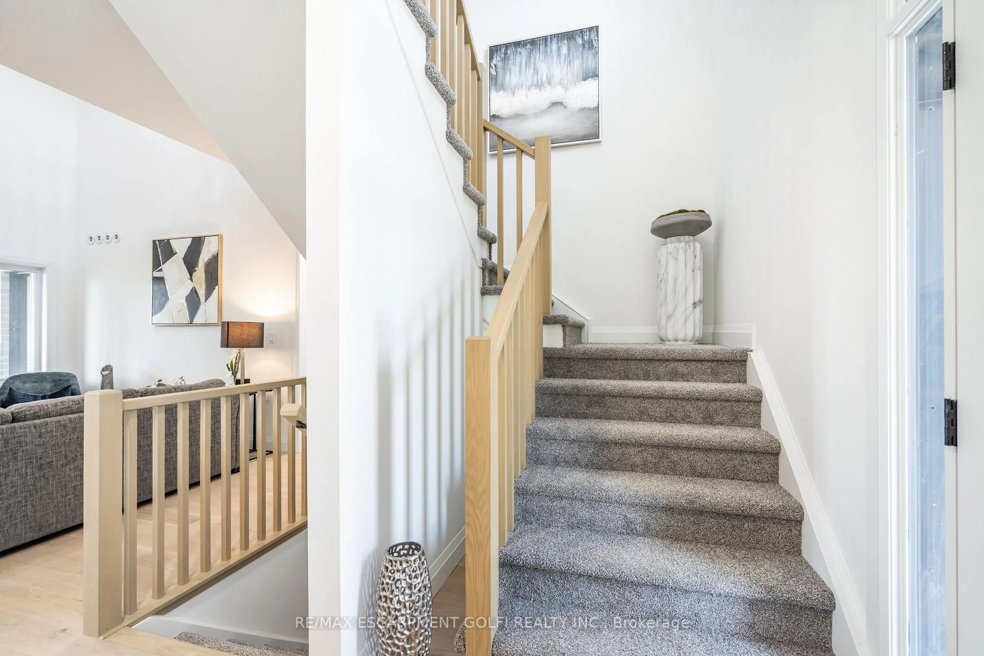 Indoor foyer for 242 Mount Pleasant St #6, Brantford Ontario N3T 1V1