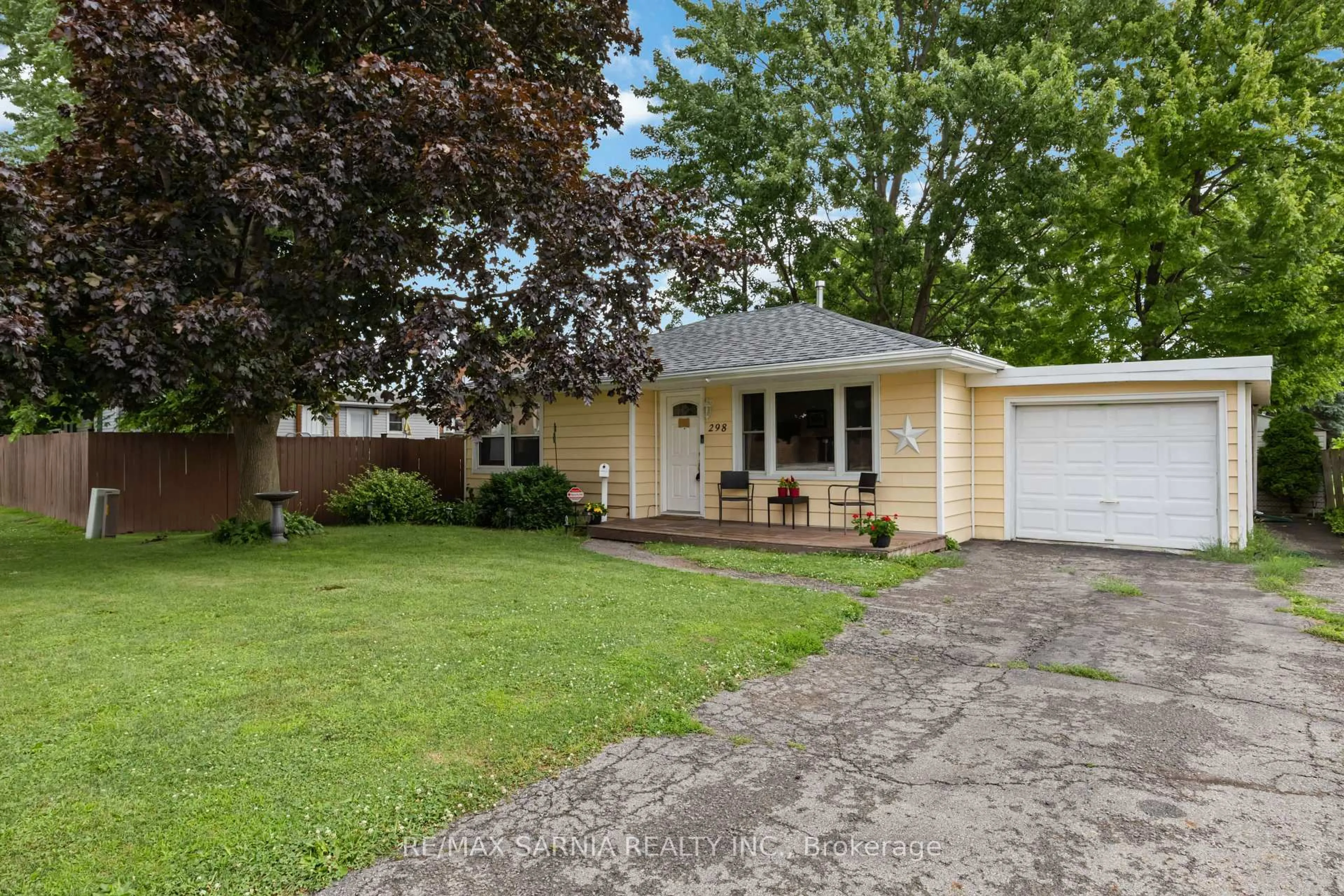 Home with vinyl exterior material, street for 298 Lorne Ave, Chatham-Kent Ontario N8A 3Z2