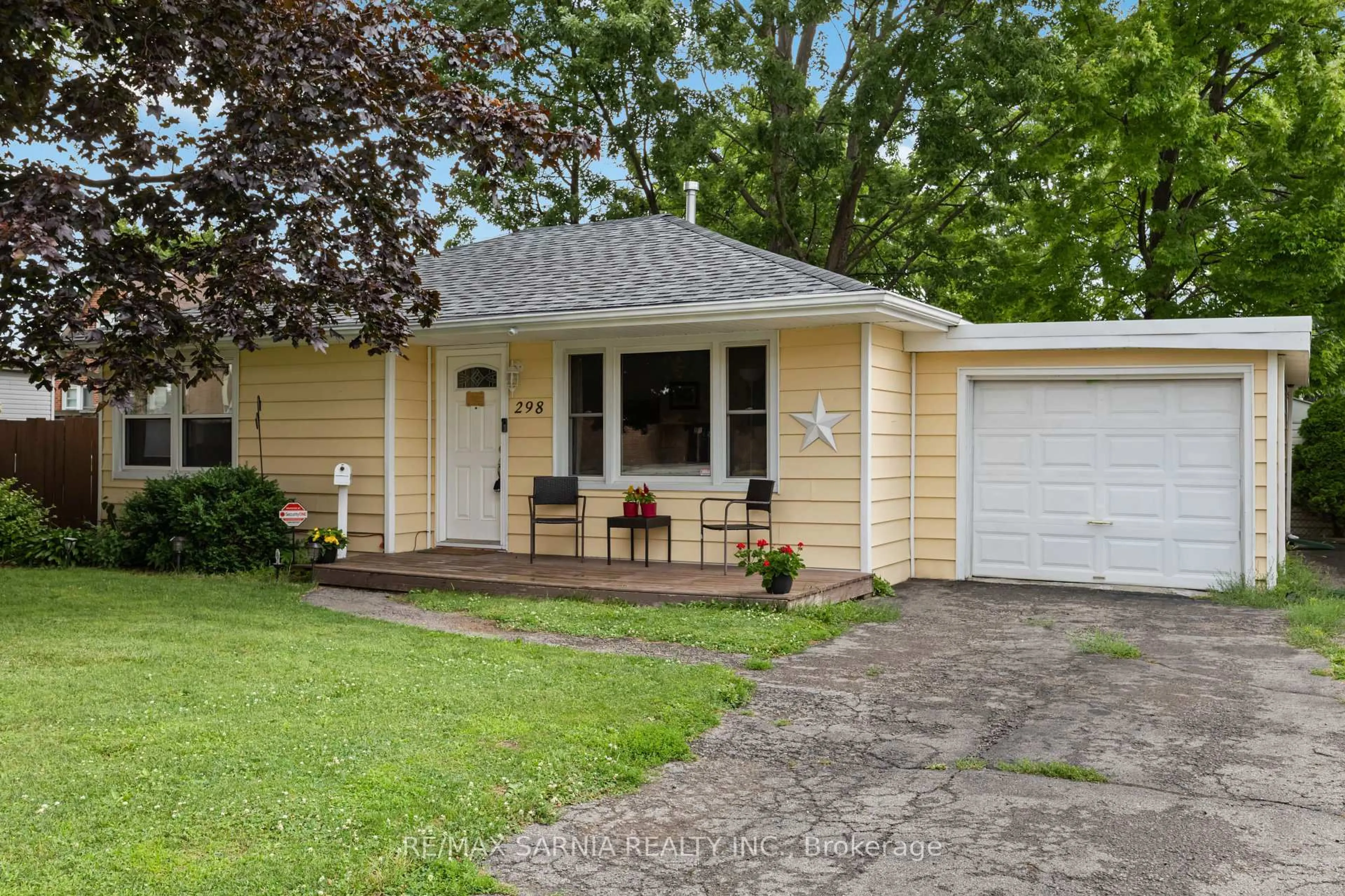 Home with vinyl exterior material, street for 298 Lorne Ave, Chatham-Kent Ontario N8A 3Z2