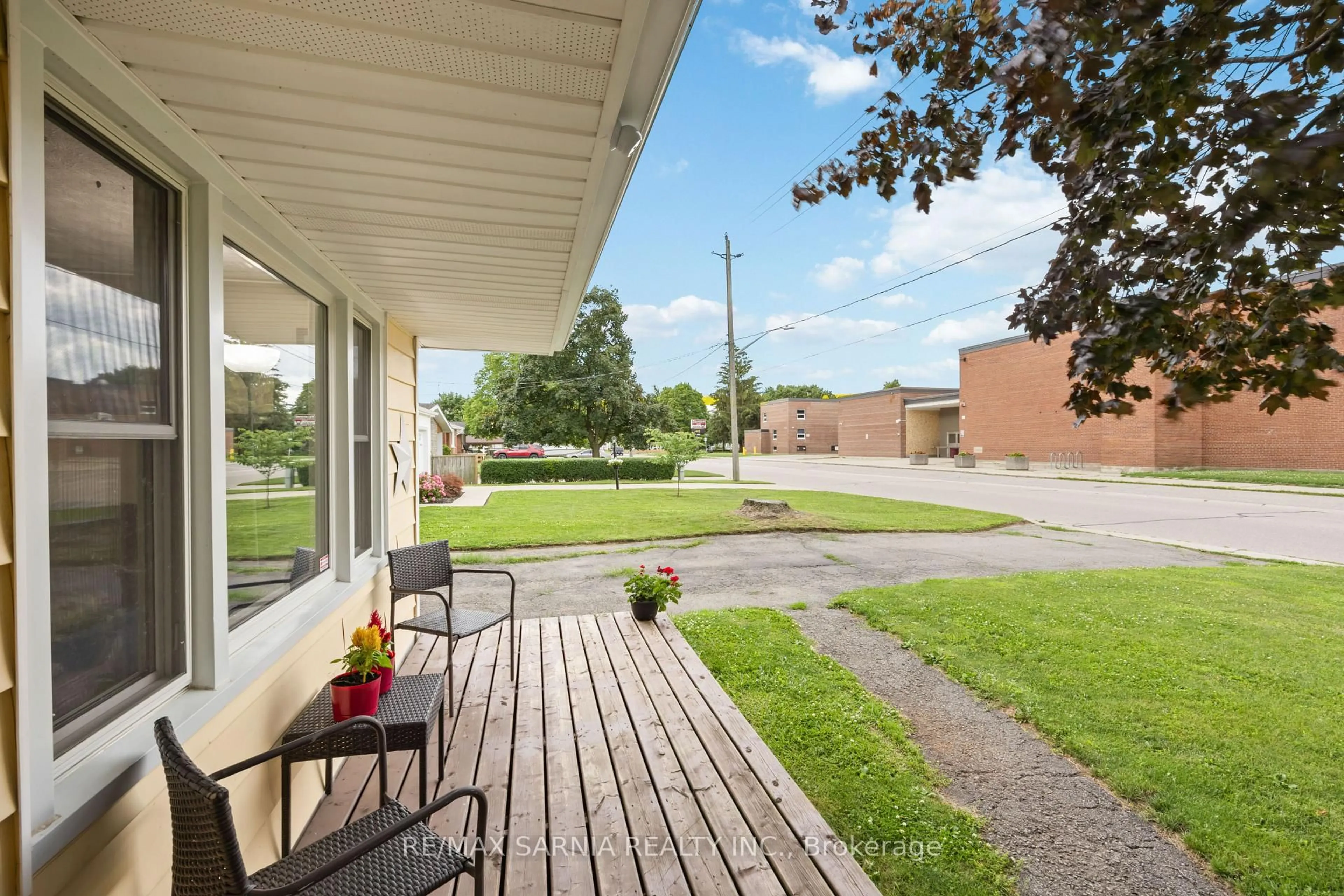 Patio, street for 298 Lorne Ave, Chatham-Kent Ontario N8A 3Z2