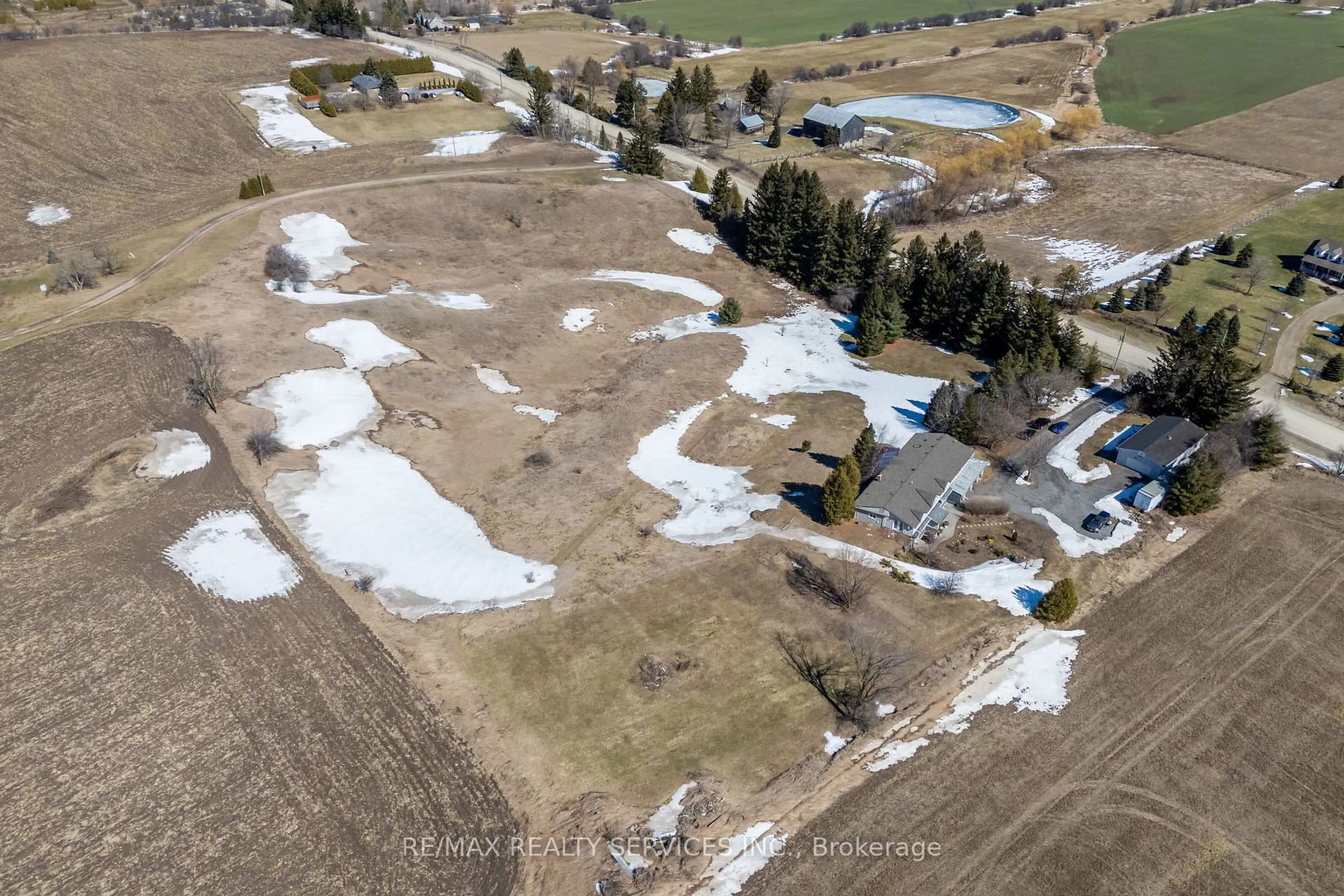 A pic from outside/outdoor area/front of a property/back of a property/a pic from drone, unknown for 995486 Mono-Adjala Townline, Mono Ontario L9V 1C9