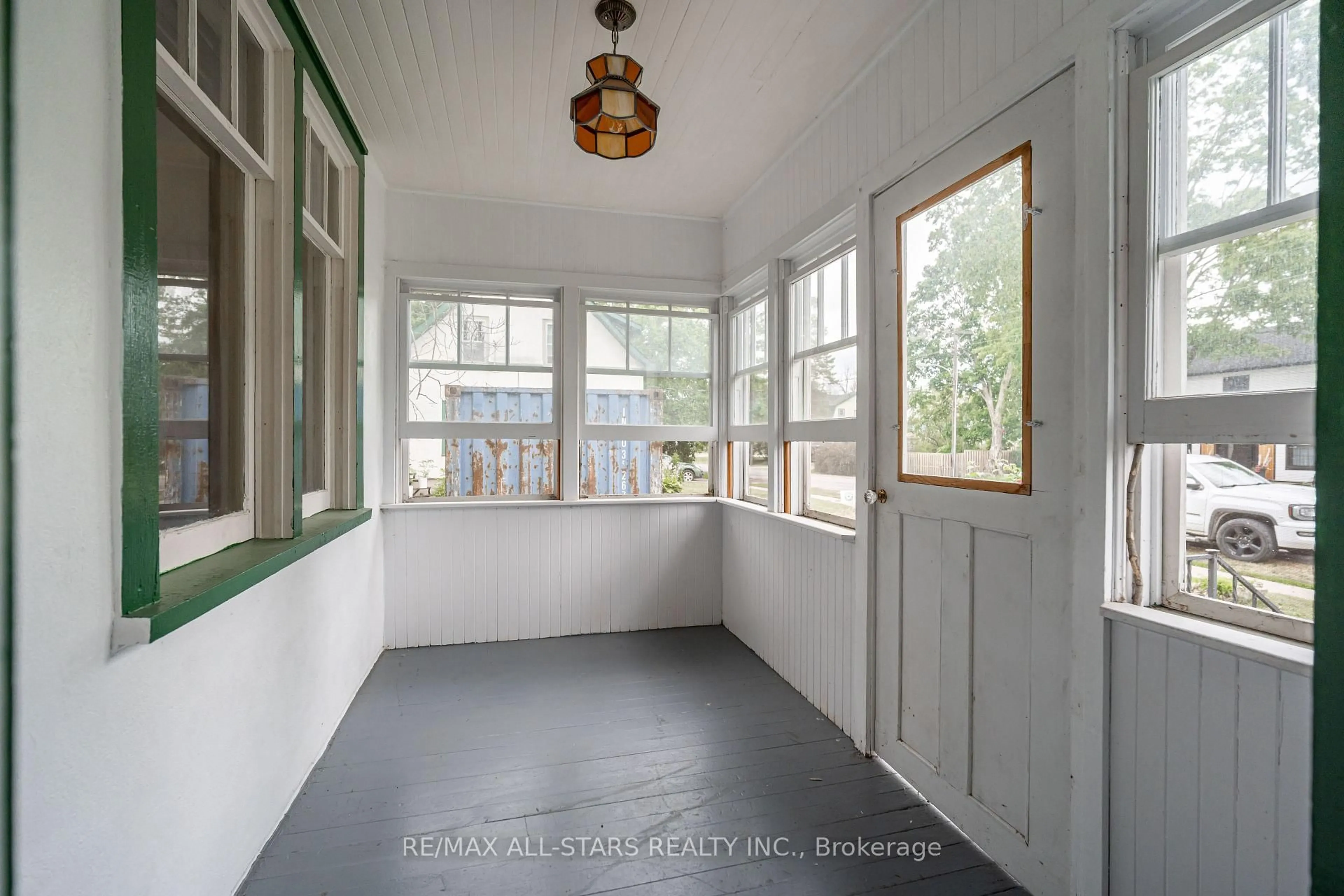 Indoor entryway for 11 Queen St, Kawartha Lakes Ontario K0L 2W0