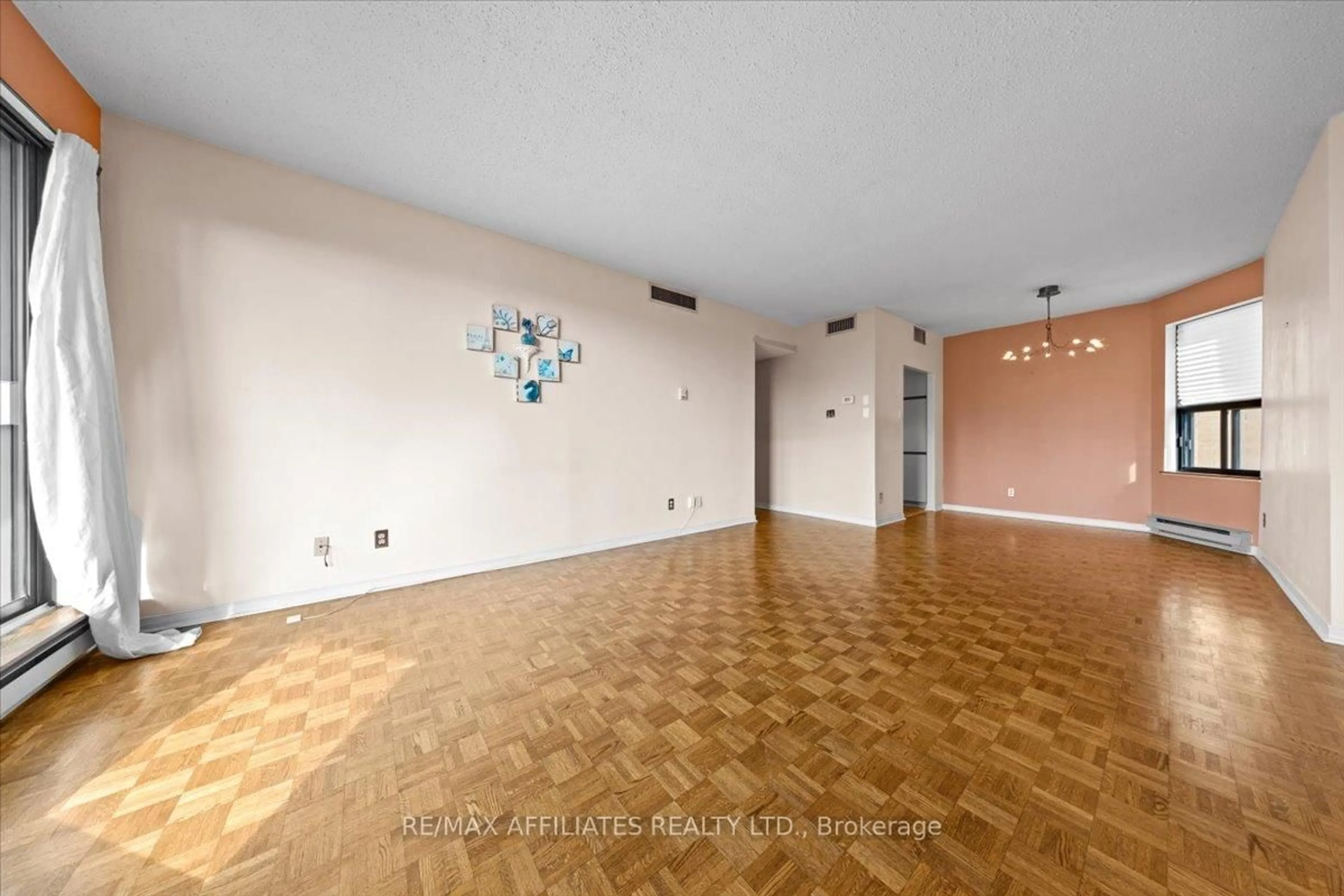 A pic of a room for 556 Laurier Ave #601, Ottawa Ontario K1R 7X2
