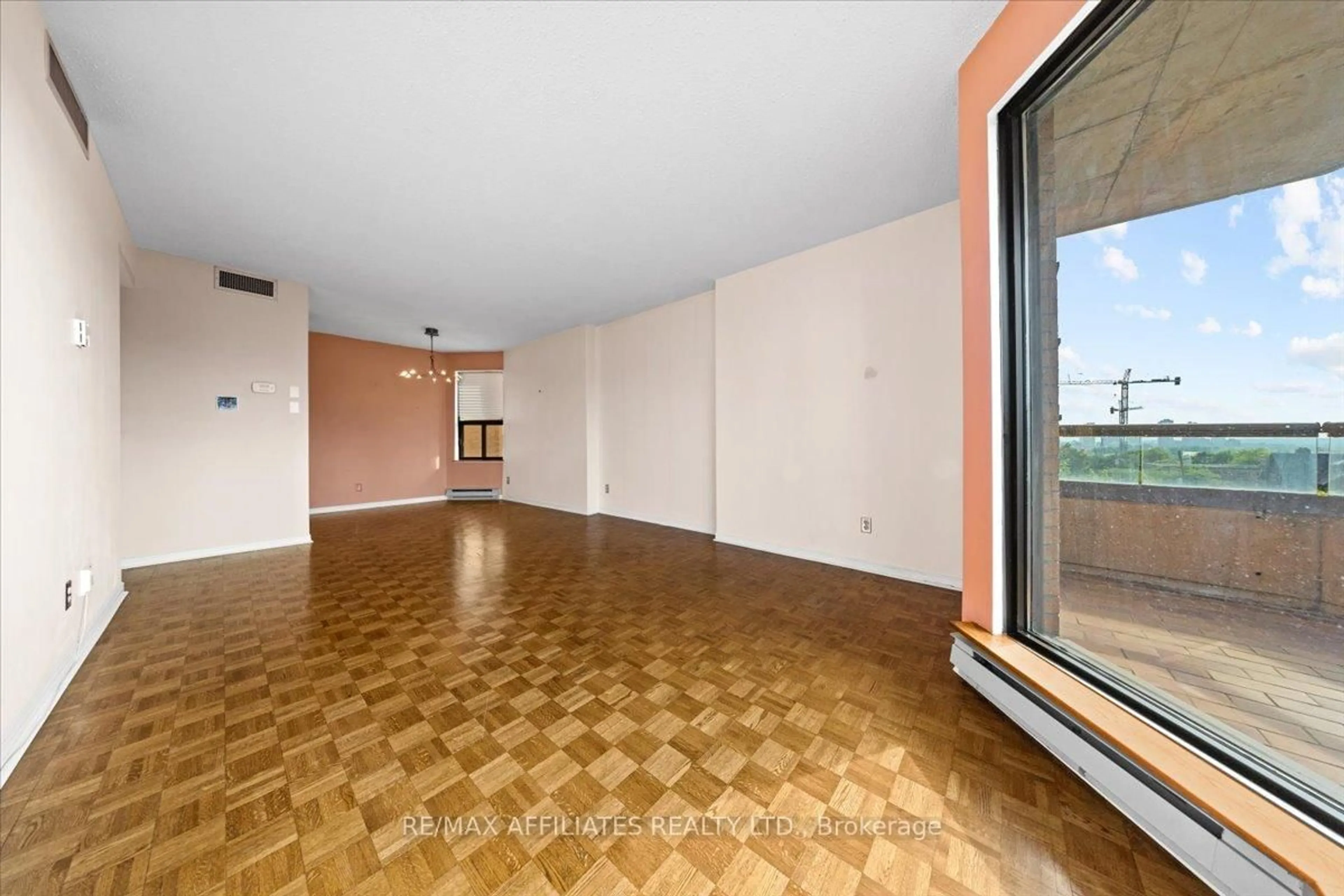 Indoor foyer for 556 Laurier Ave #601, Ottawa Ontario K1R 7X2