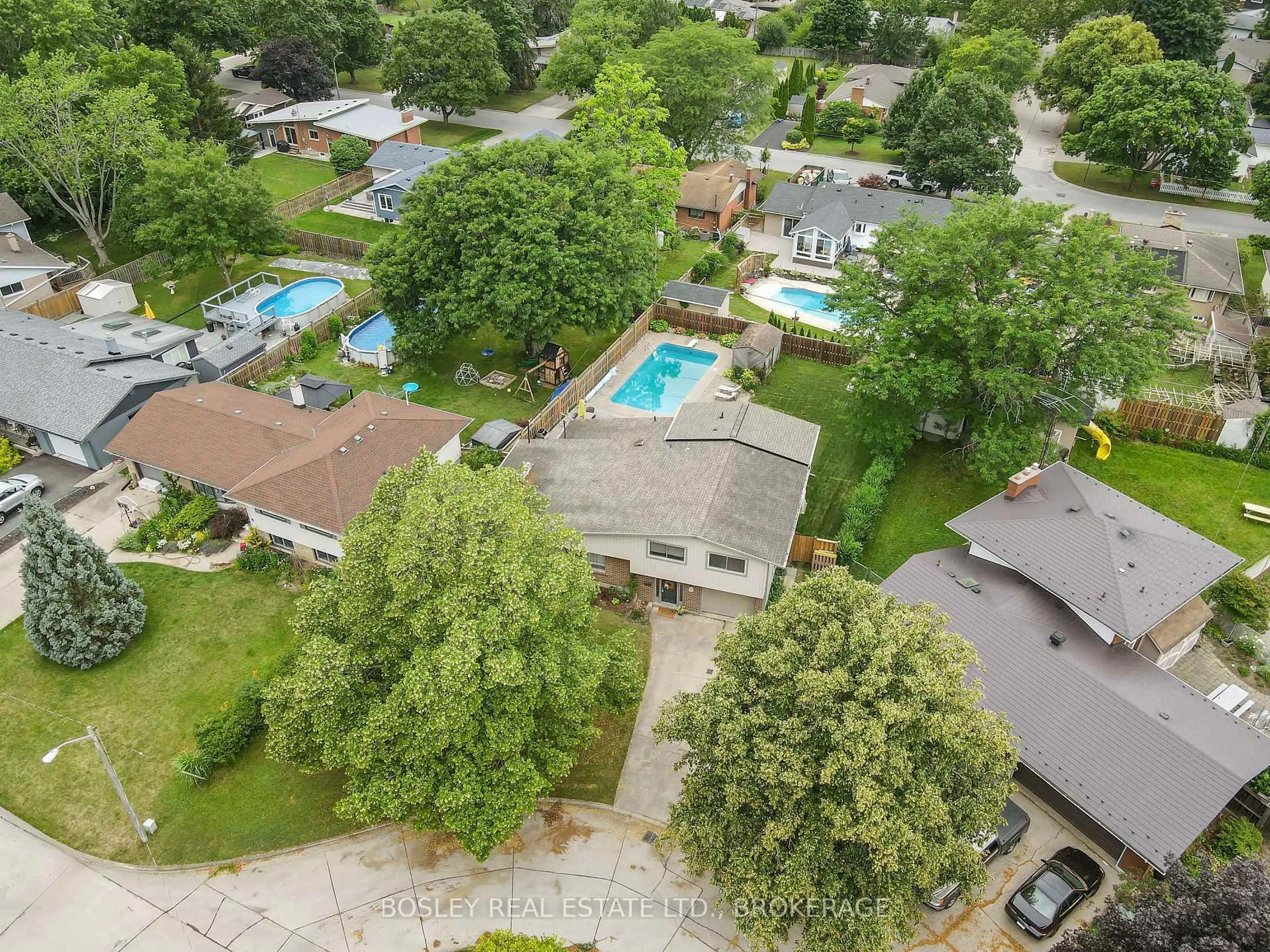 A pic from outside/outdoor area/front of a property/back of a property/a pic from drone, unknown for 11 Erinbrook Cres, St. Catharines Ontario L2T 1Y4