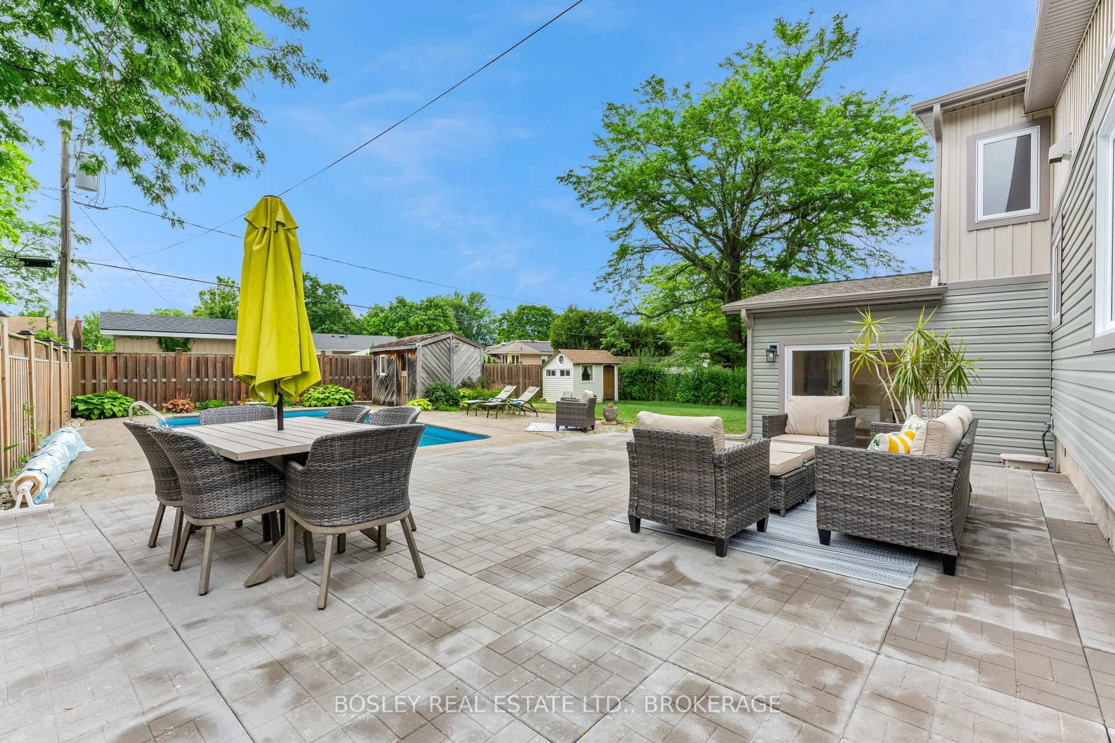 Patio, street for 11 Erinbrook Cres, St. Catharines Ontario L2T 1Y4