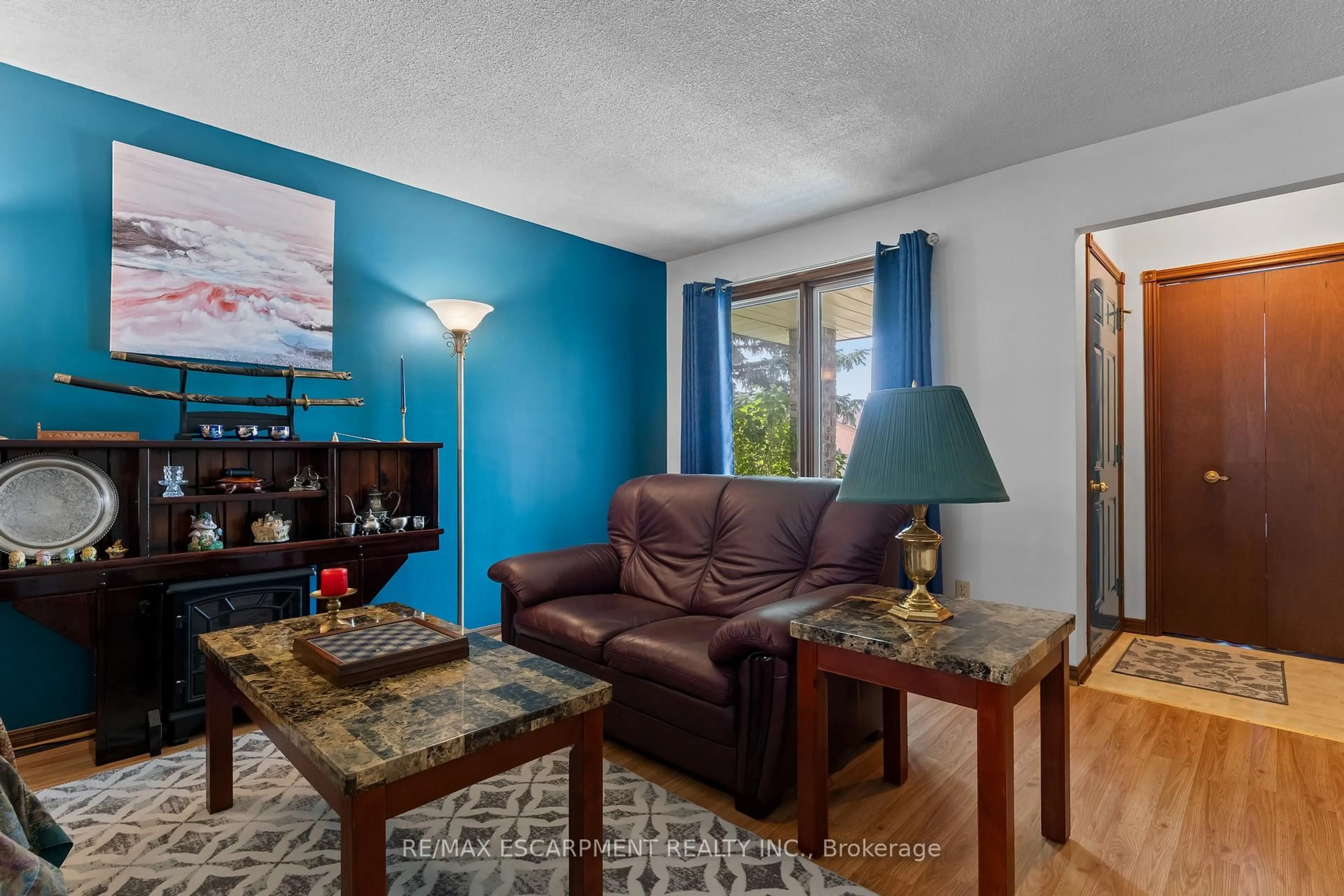 Living room with furniture, unknown for 53 Northridge Dr, West Lincoln Ontario L0R 2A0