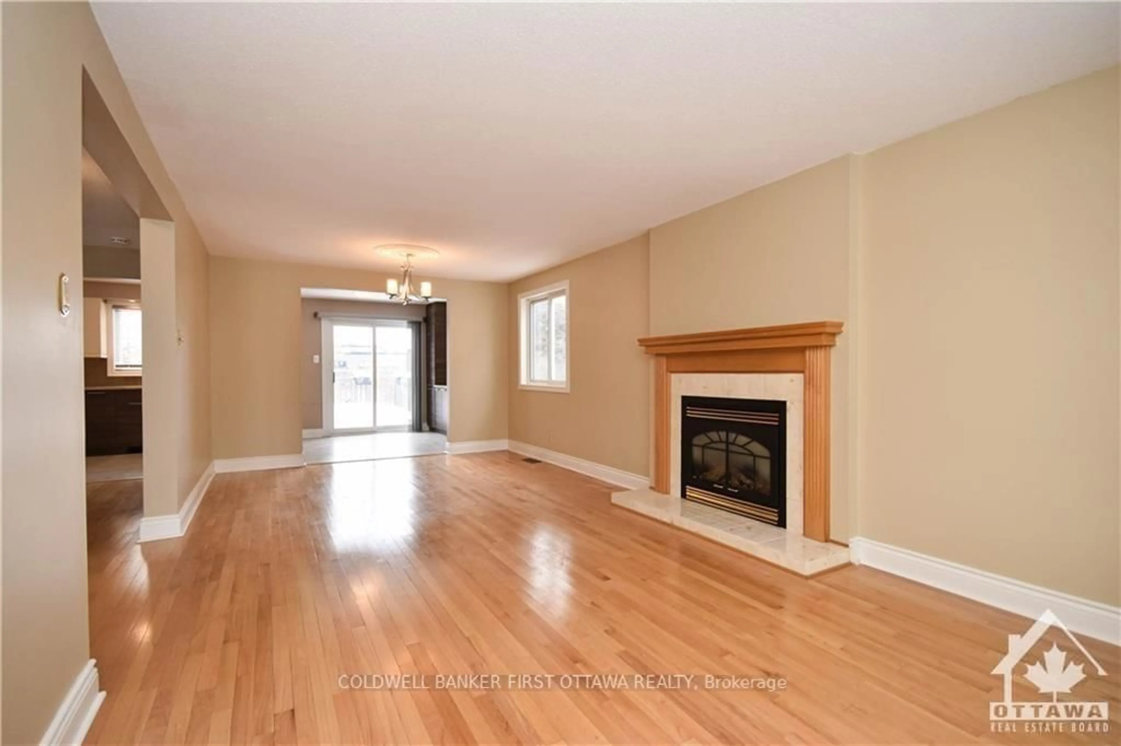 Living room with furniture, wood/laminate floor for 1883 DES PRAIRIES Ave, Ottawa Ontario K1E 2R5
