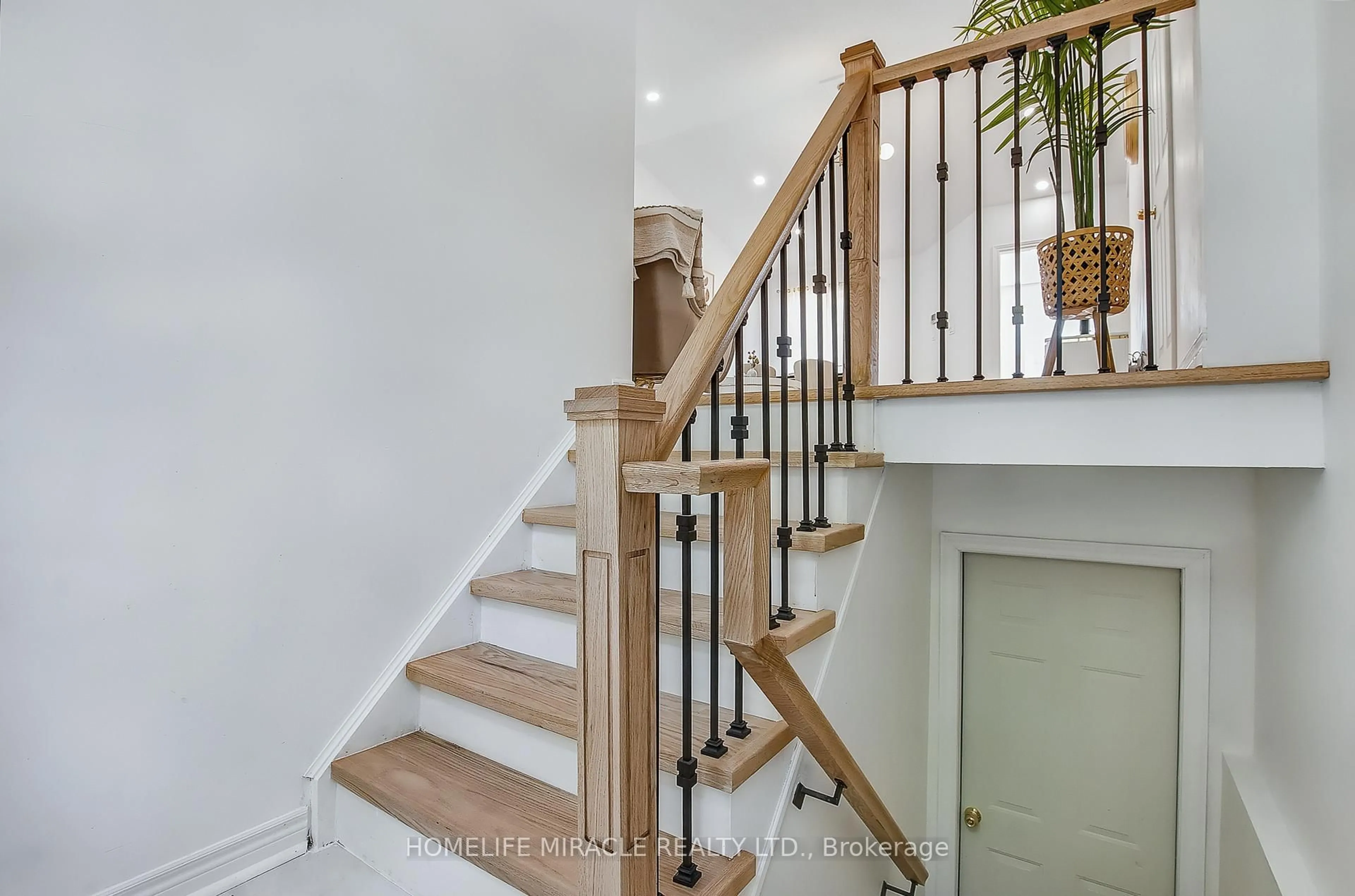 Stairs for 95 General Dr, Kitchener Ontario N2K 3S7