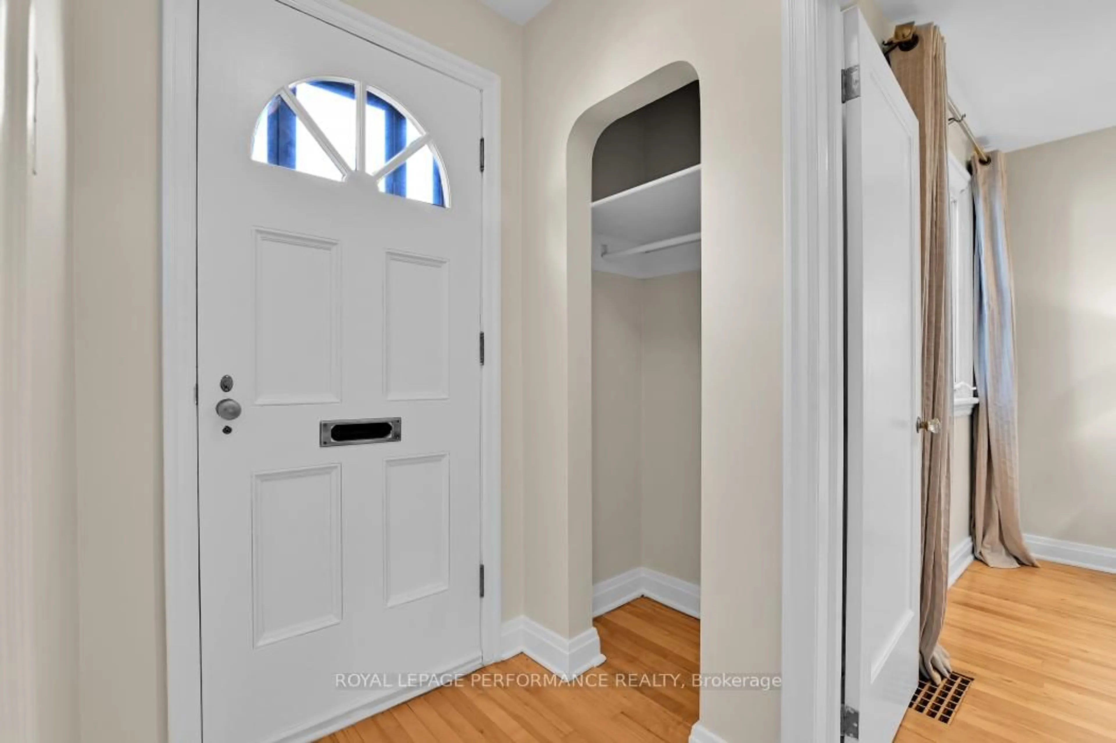 Indoor entryway for 42 Belgrave Rd, Ottawa Ontario K1S 0M1