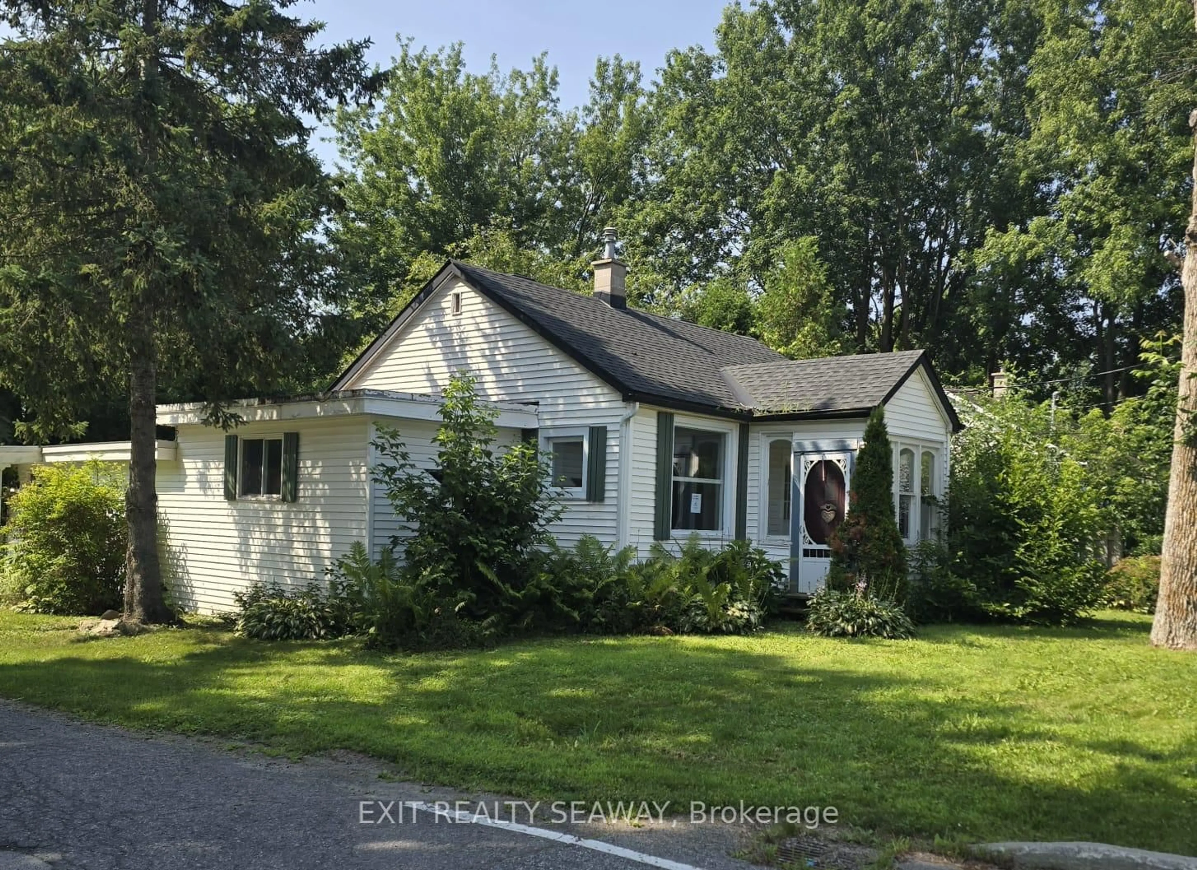 Home with vinyl exterior material, street for 8154 Victoria St, Metcalfe Ontario K0A 2P0
