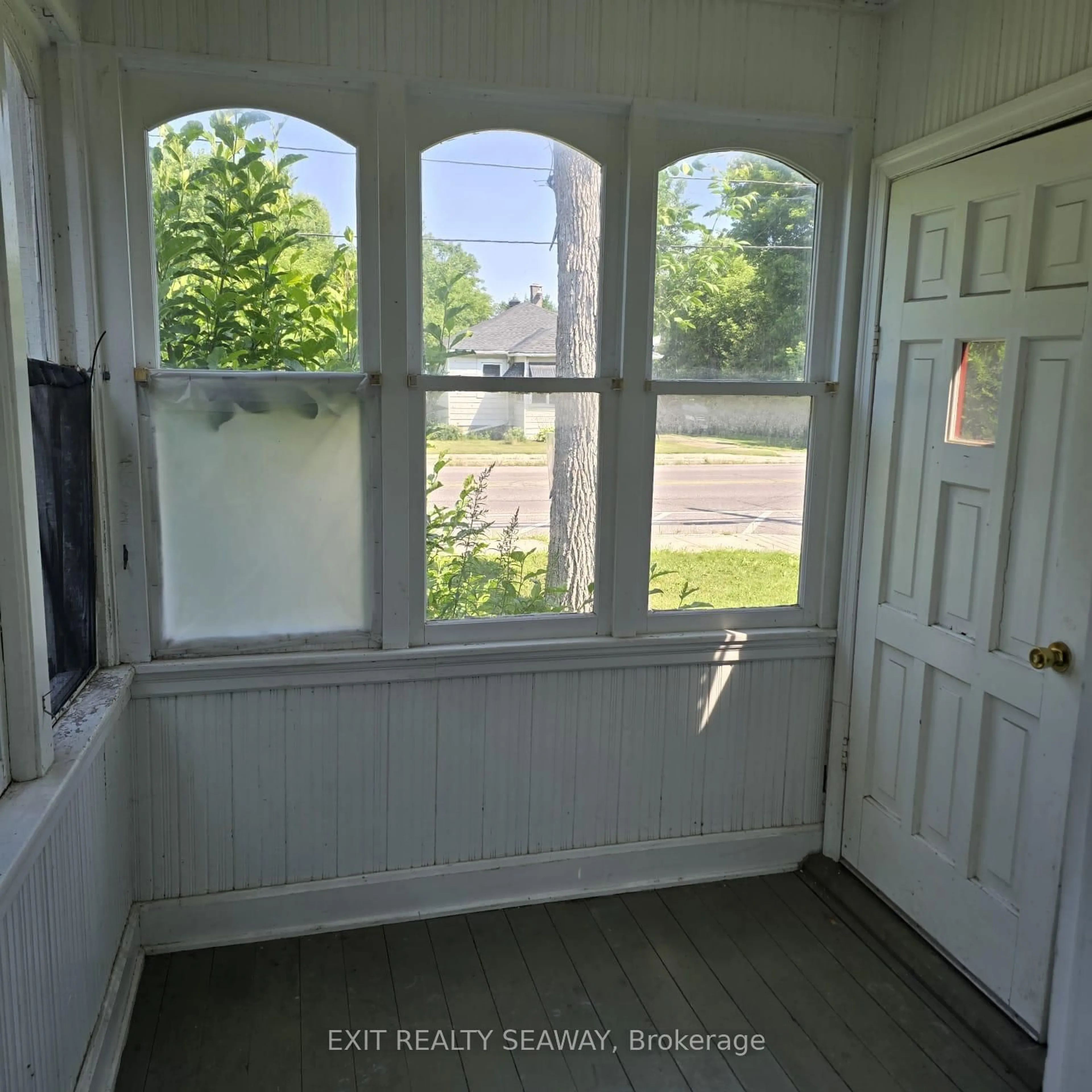 Indoor entryway for 8154 Victoria St, Metcalfe Ontario K0A 2P0