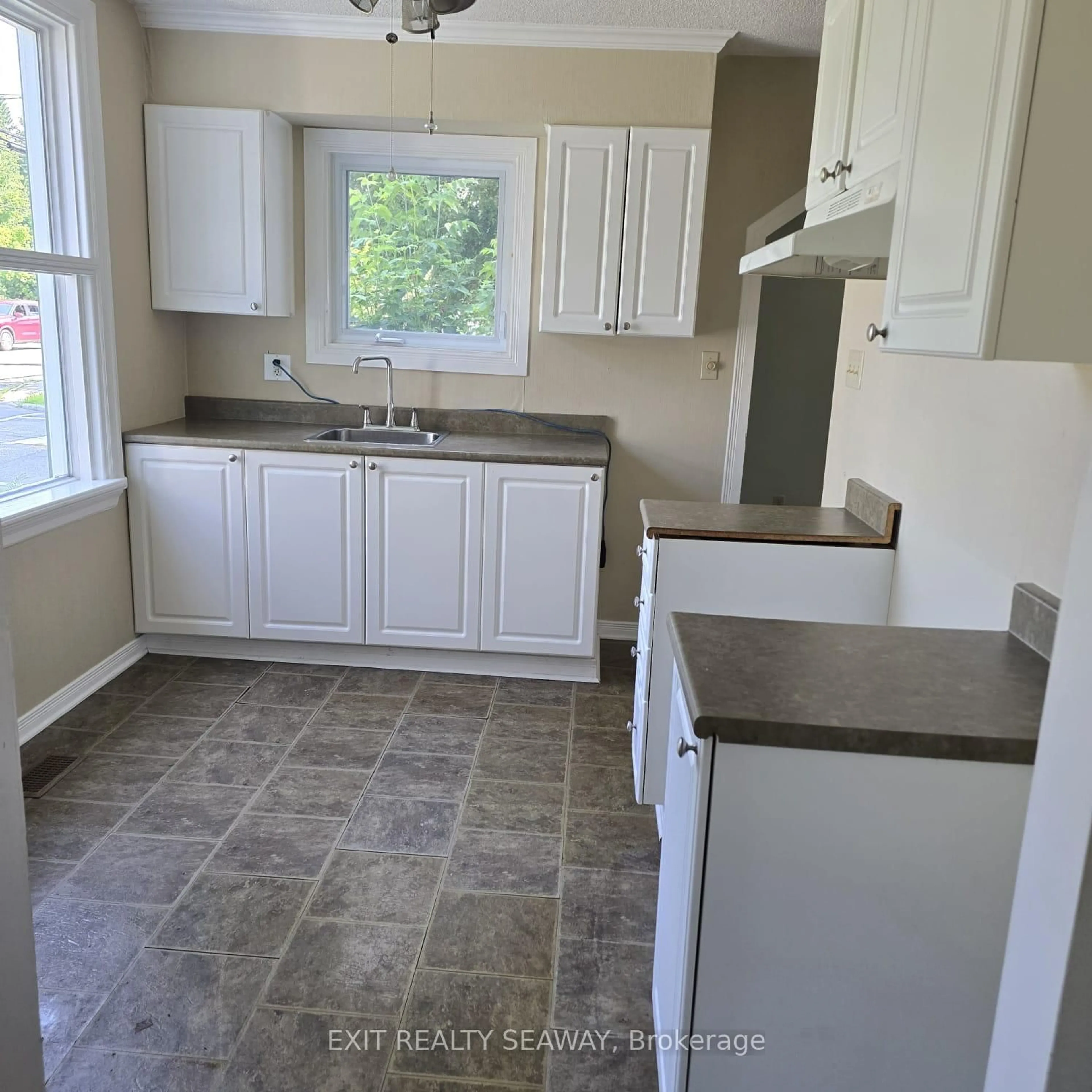 Standard kitchen, unknown for 8154 Victoria St, Metcalfe Ontario K0A 2P0