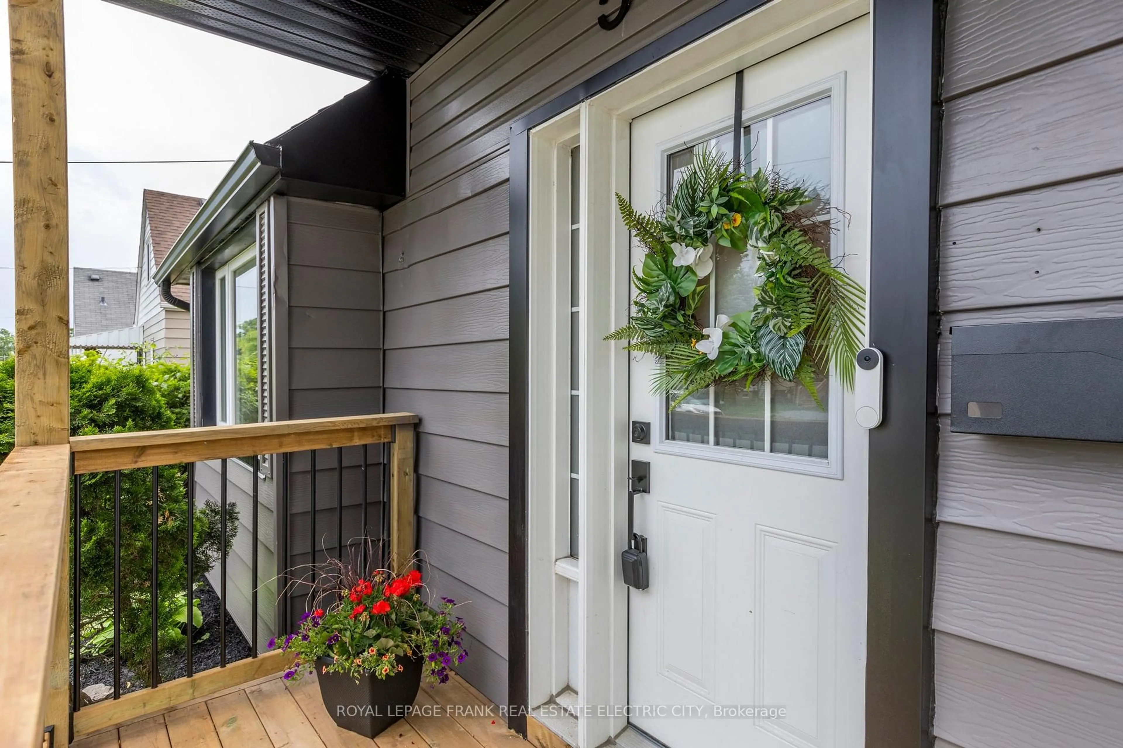 Indoor entryway for 547 Rose Ave, Peterborough South Ontario K9J 4E6