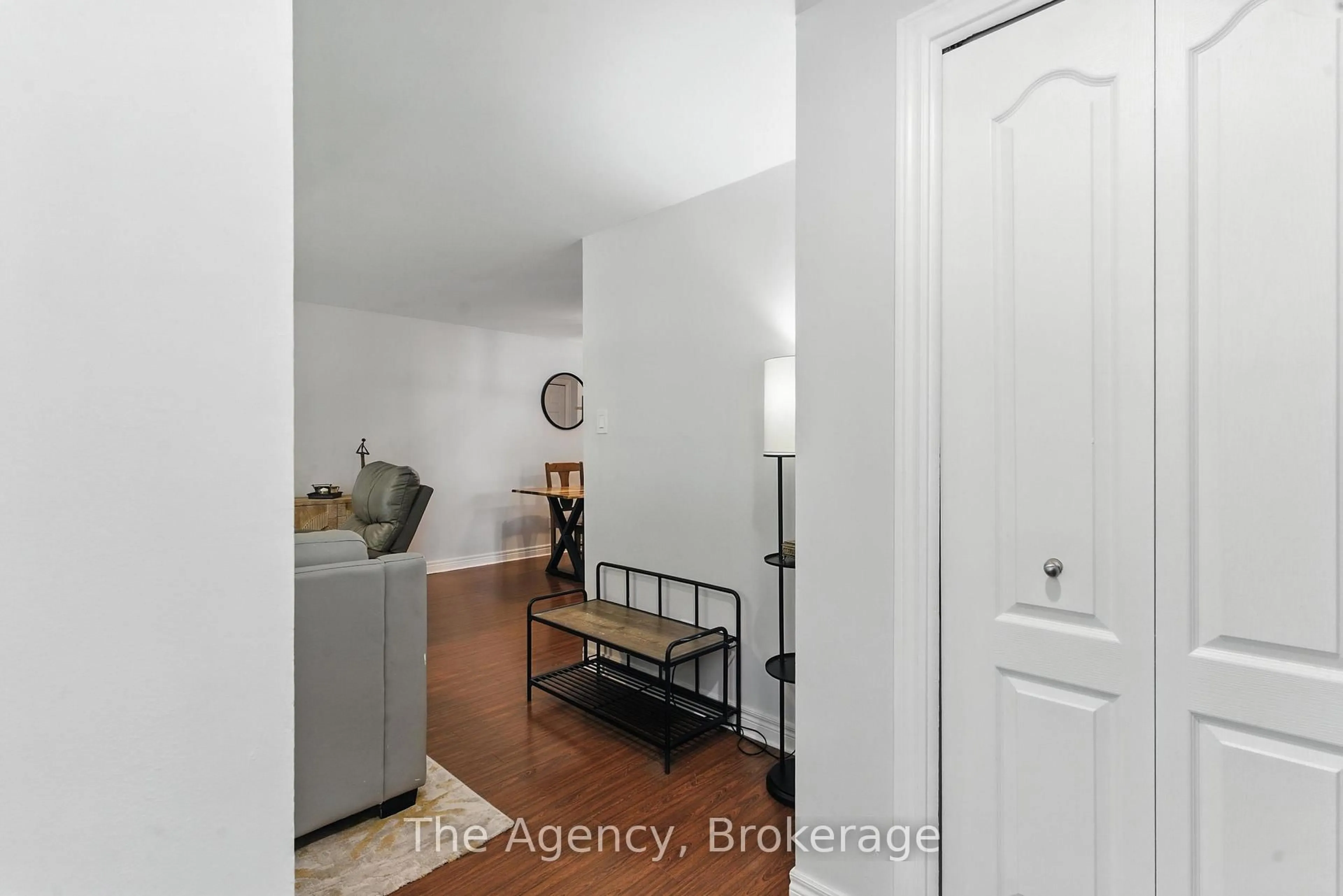 Indoor entryway for 43 Elma St, St. Catharines Ontario L2N 6Z2