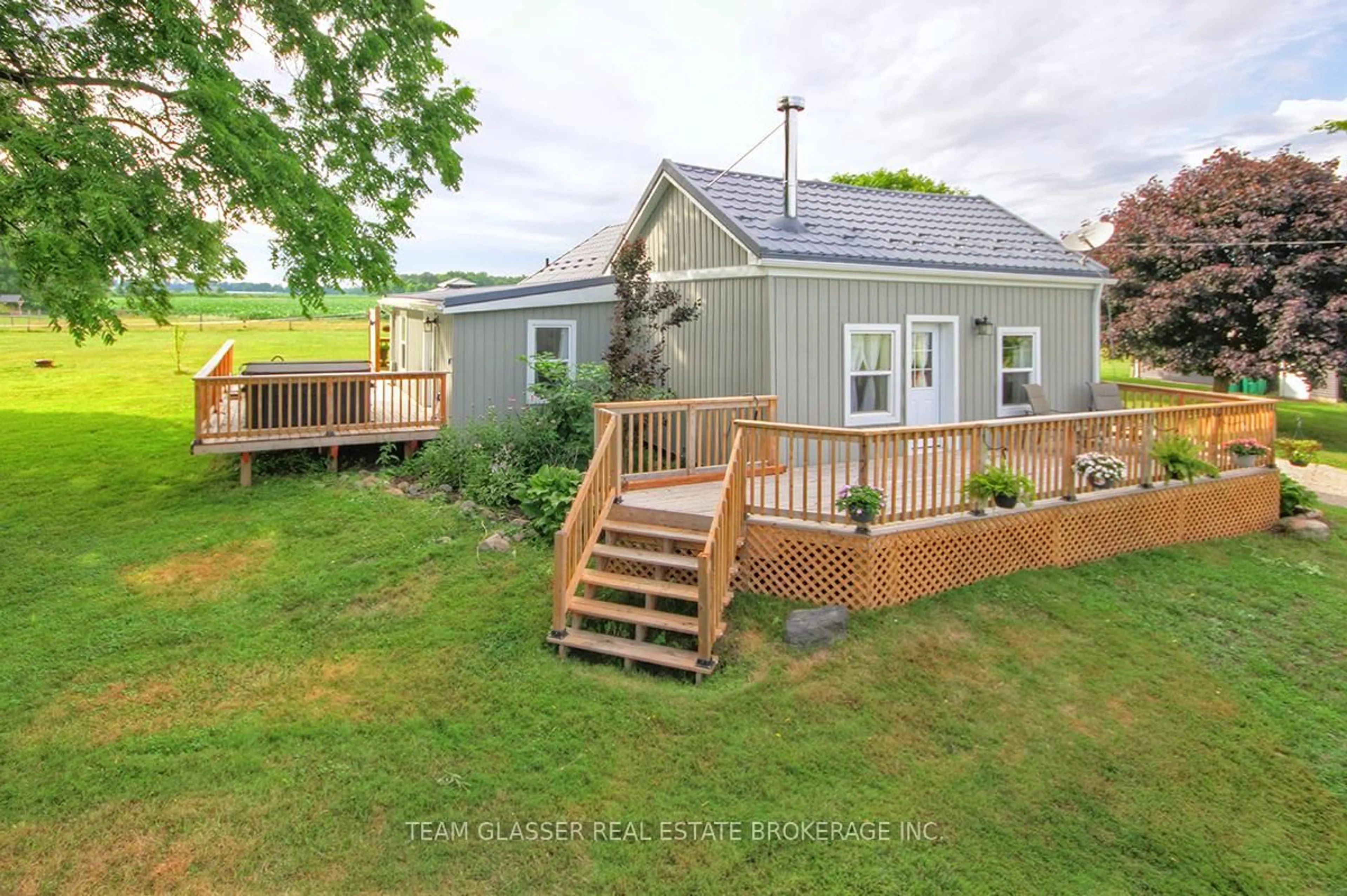 A pic from outside/outdoor area/front of a property/back of a property/a pic from drone, unknown for 4978 GLENDON Dr, Southwest Middlesex Ontario N0L 1A0