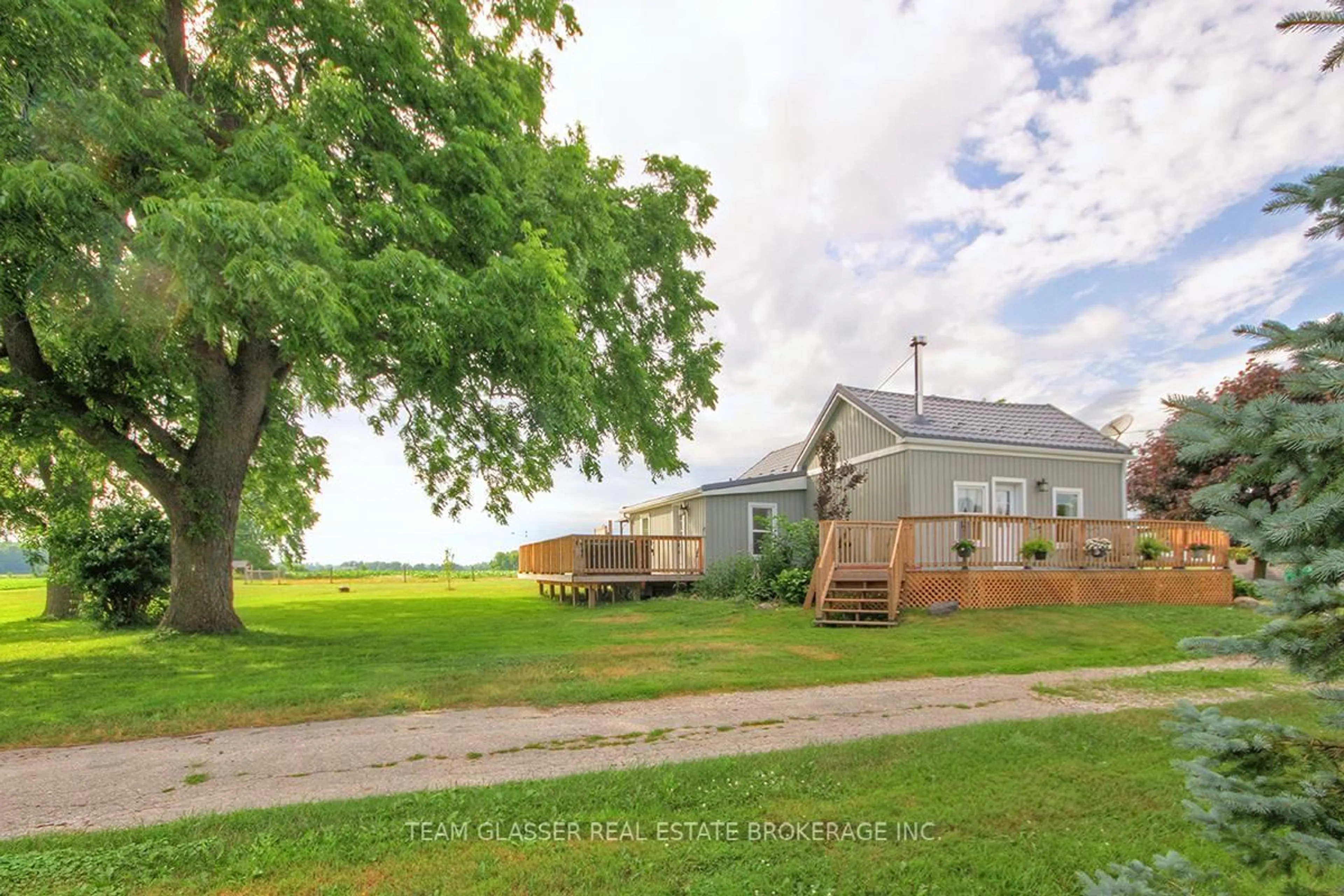 A pic from outside/outdoor area/front of a property/back of a property/a pic from drone, street for 4978 GLENDON Dr, Southwest Middlesex Ontario N0L 1A0