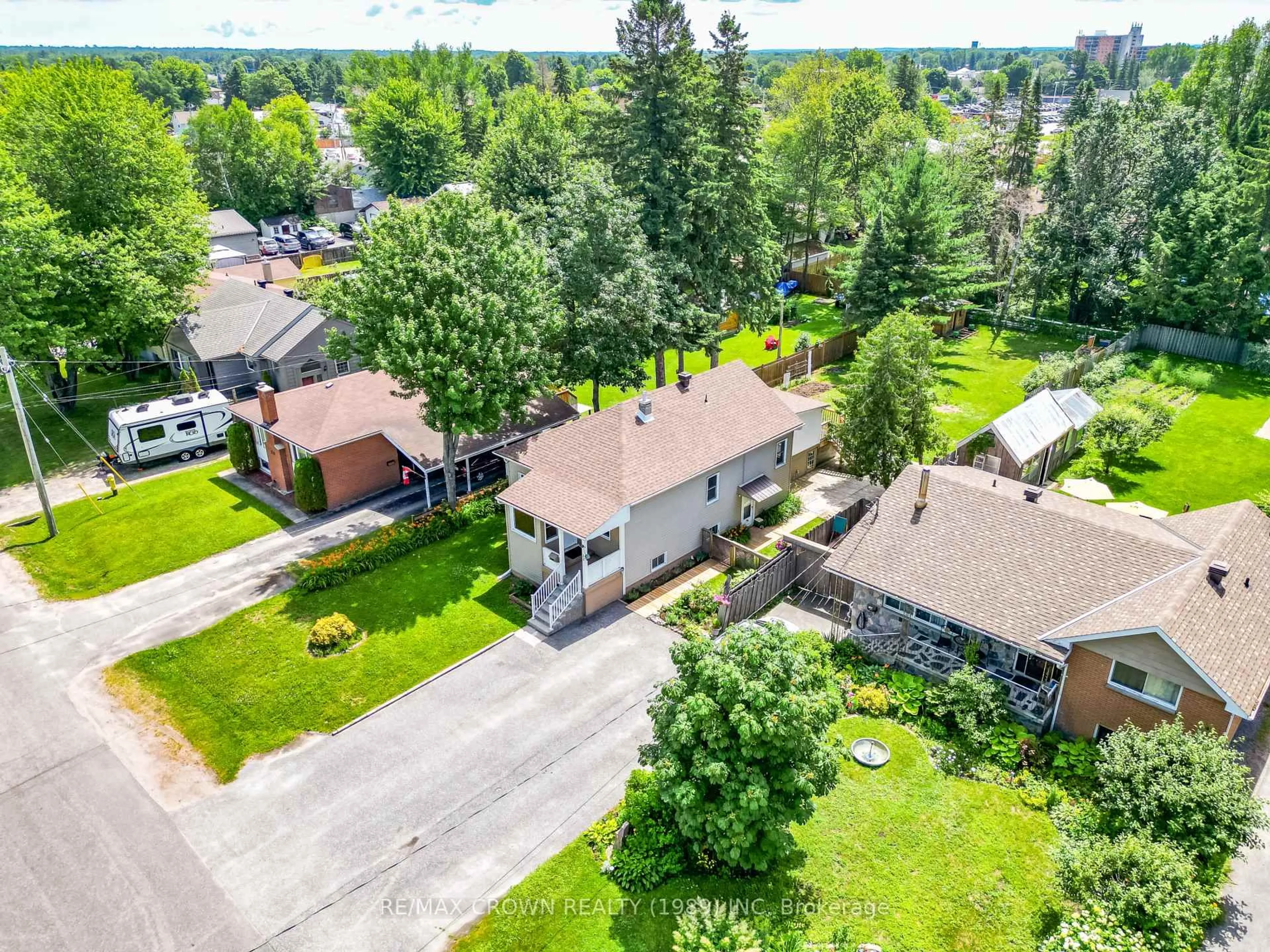 A pic from outside/outdoor area/front of a property/back of a property/a pic from drone, street for 32 Gertrude St, North Bay Ontario P1A 1J3