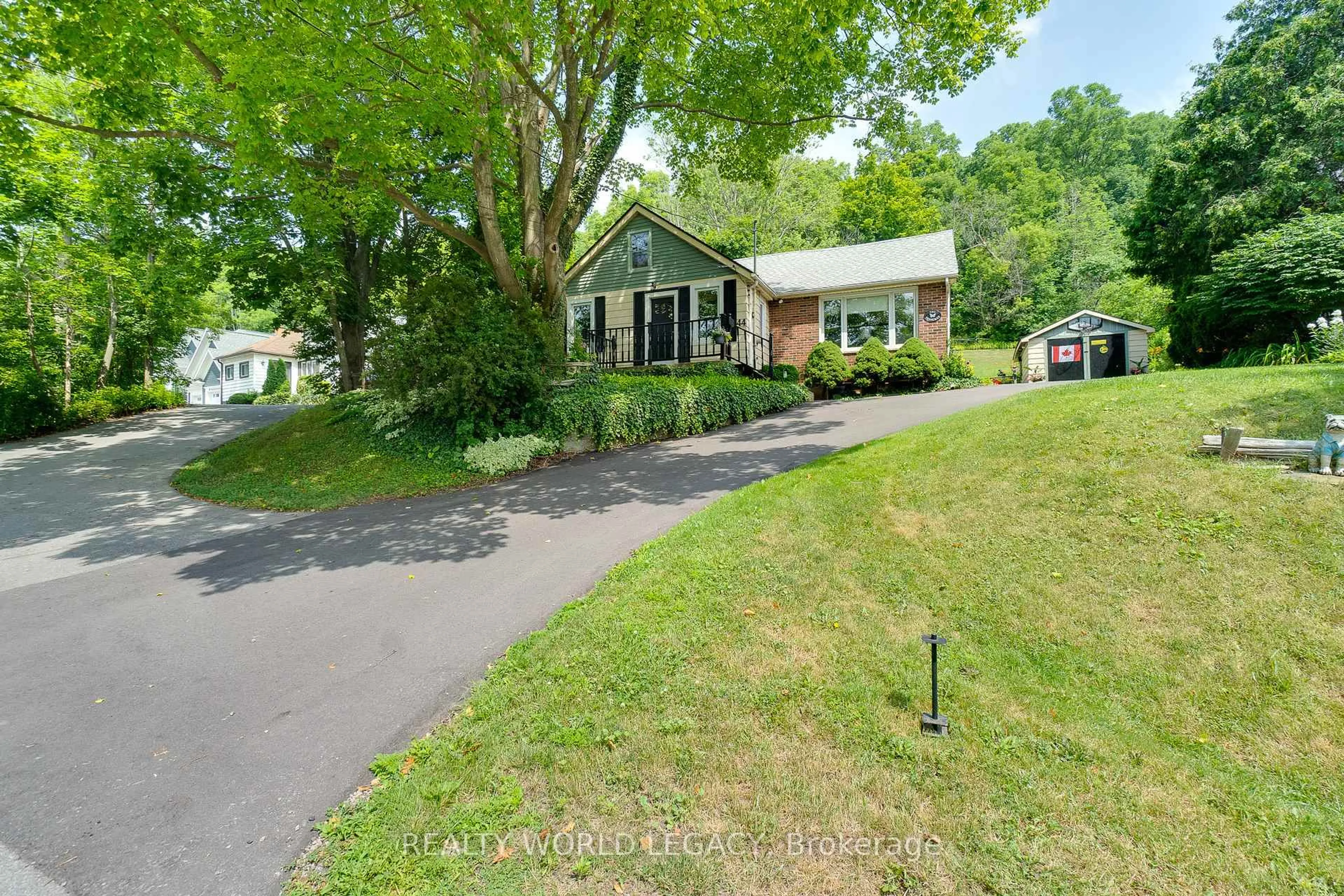 A pic from outside/outdoor area/front of a property/back of a property/a pic from drone, street for 44 Parkside Ave, Hamilton Ontario L9H 2S7
