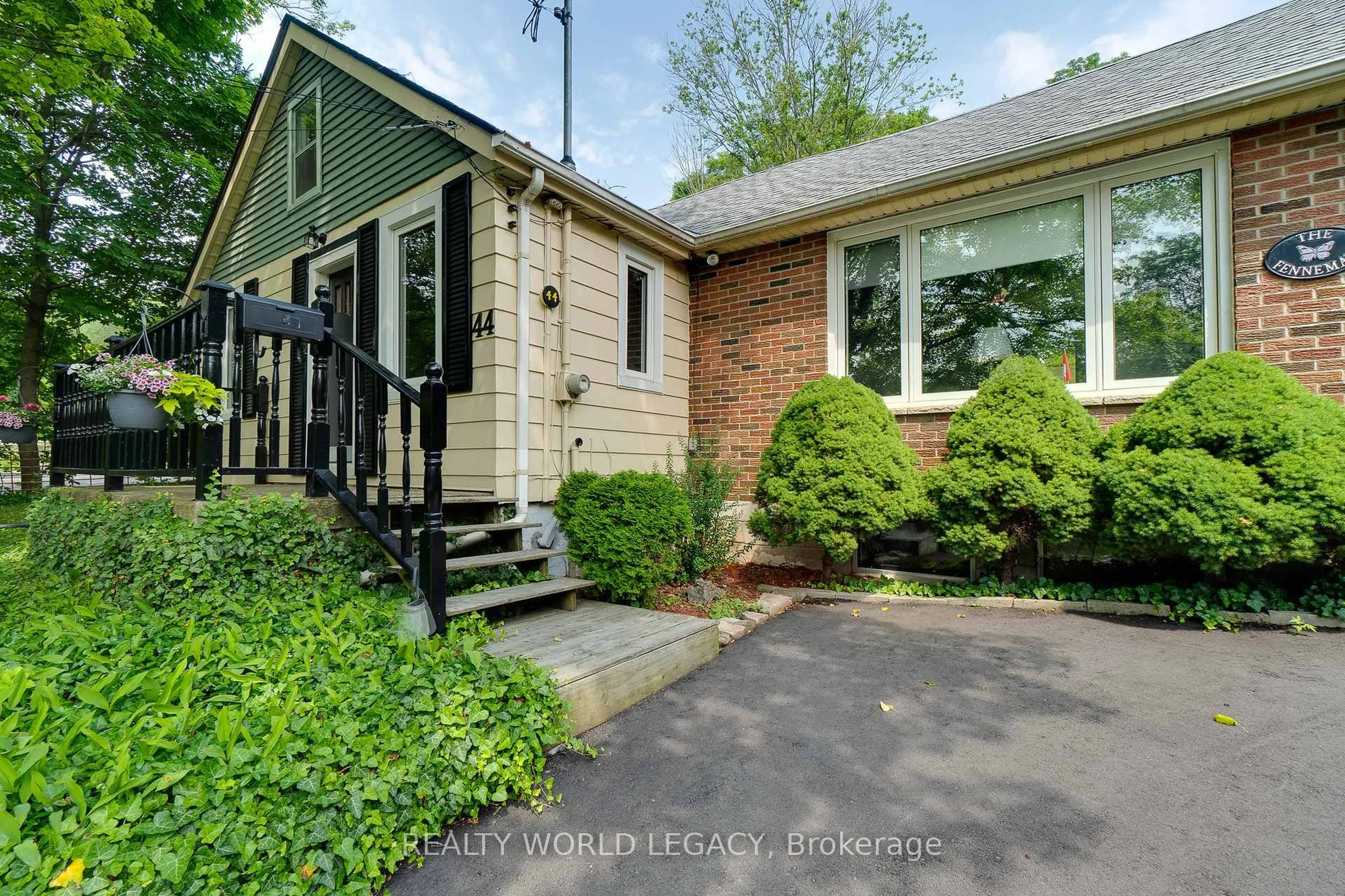 Home with brick exterior material, street for 44 Parkside Ave, Hamilton Ontario L9H 2S7