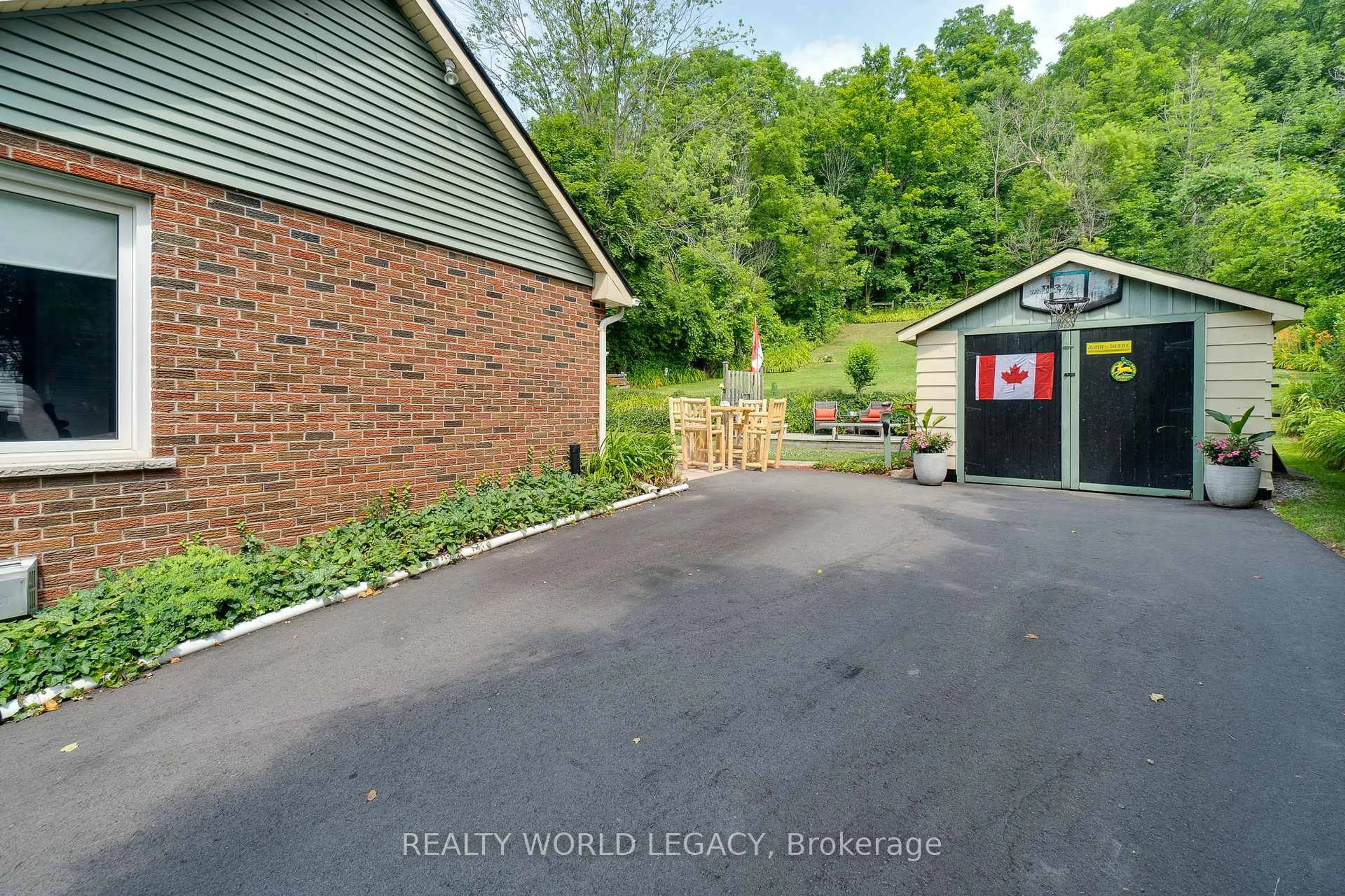 A pic from outside/outdoor area/front of a property/back of a property/a pic from drone, water/lake/river/ocean view for 44 Parkside Ave, Hamilton Ontario L9H 2S7