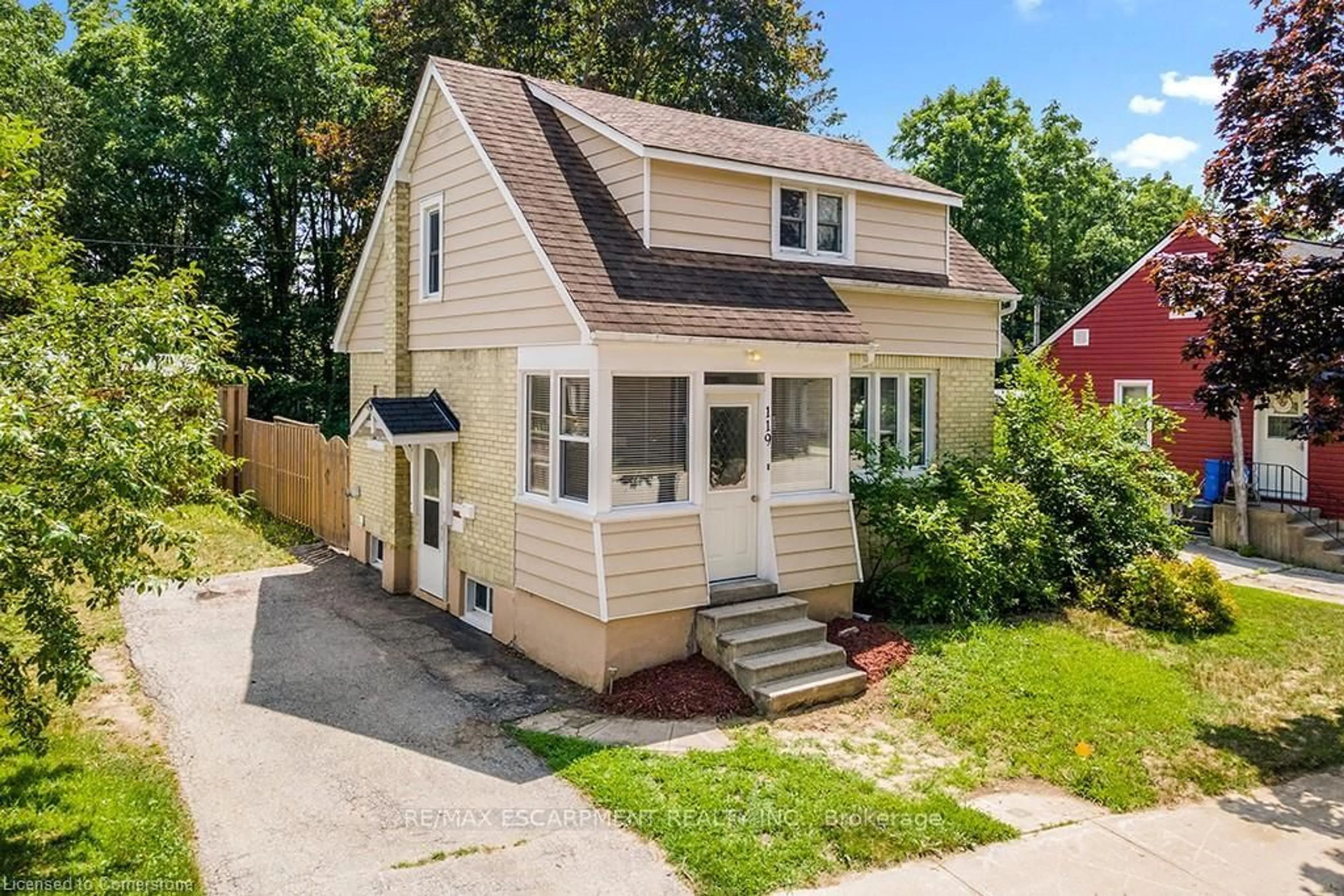 Home with vinyl exterior material, street for 119 7th St, Hanover Ontario N4N 1G3
