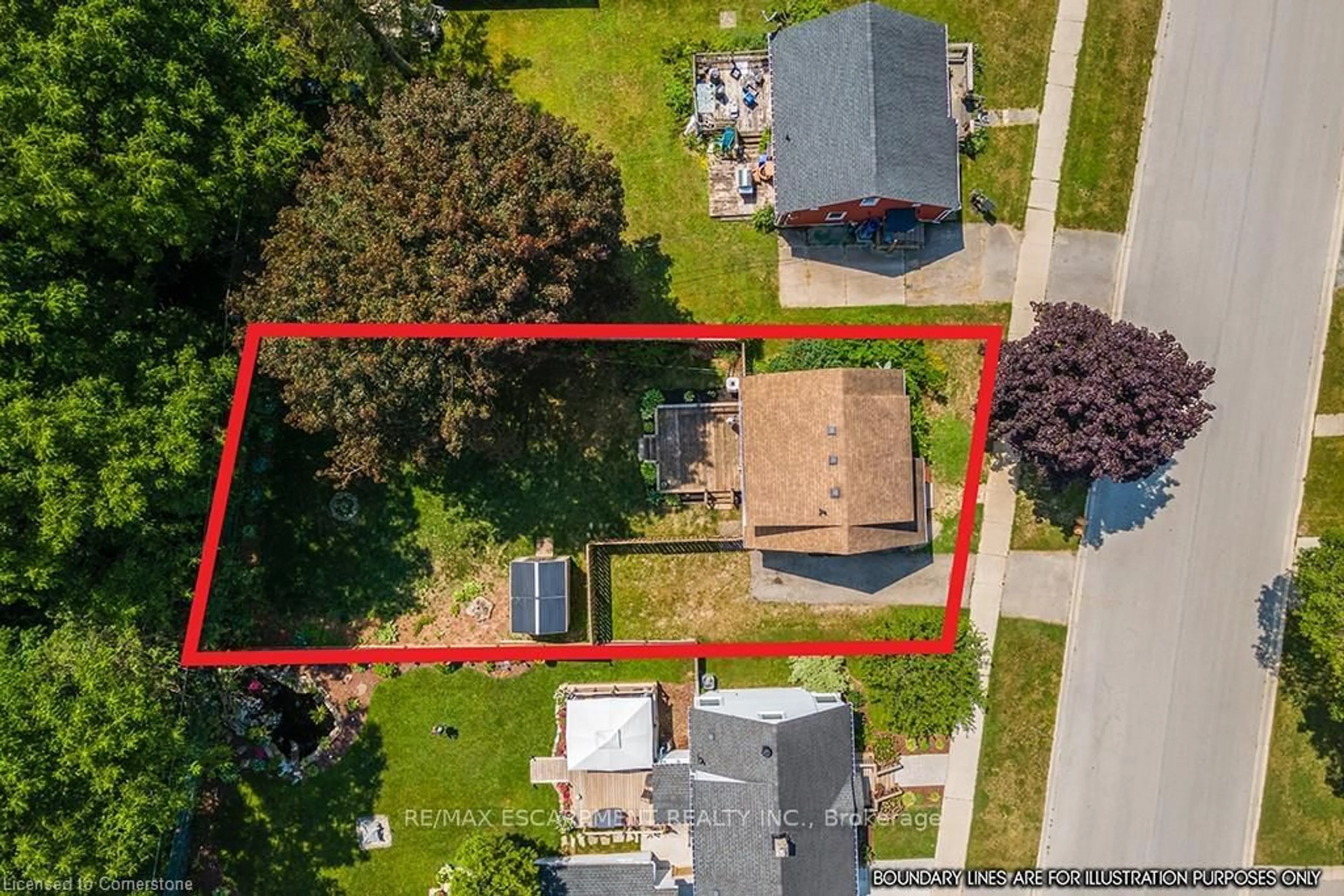 A pic from outside/outdoor area/front of a property/back of a property/a pic from drone, street for 119 7th St, Hanover Ontario N4N 1G3