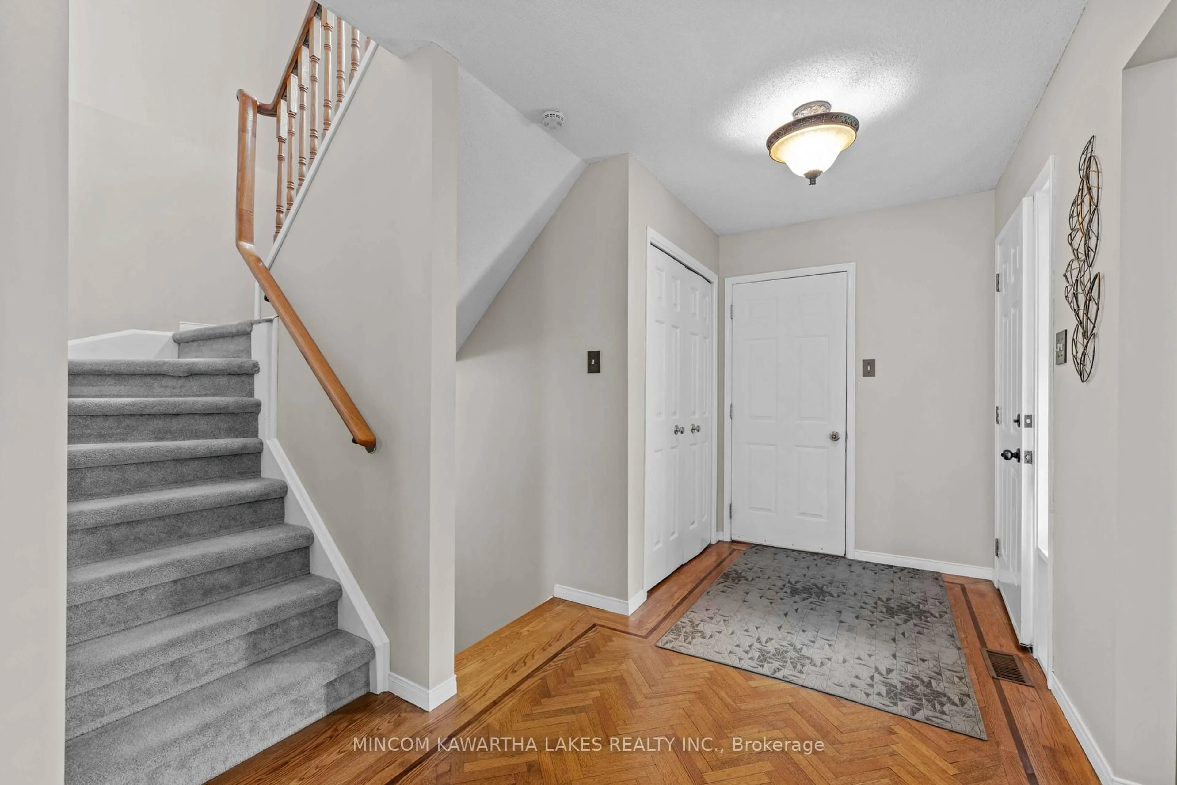Indoor entryway for 1191 Huntington Circ, Peterborough West Ontario K9K 2B9