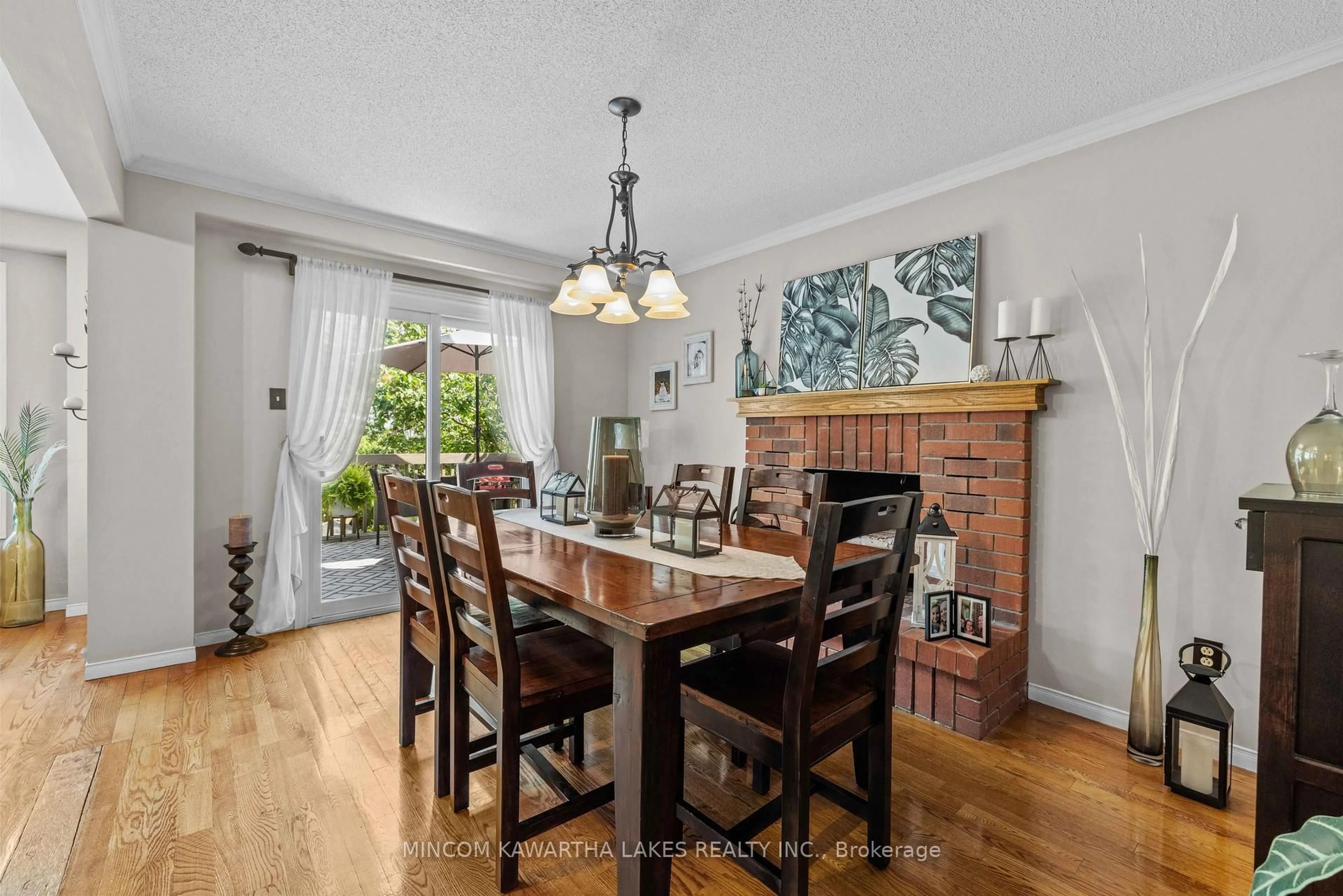 Dining room, wood/laminate floor for 1191 Huntington Circ, Peterborough West Ontario K9K 2B9