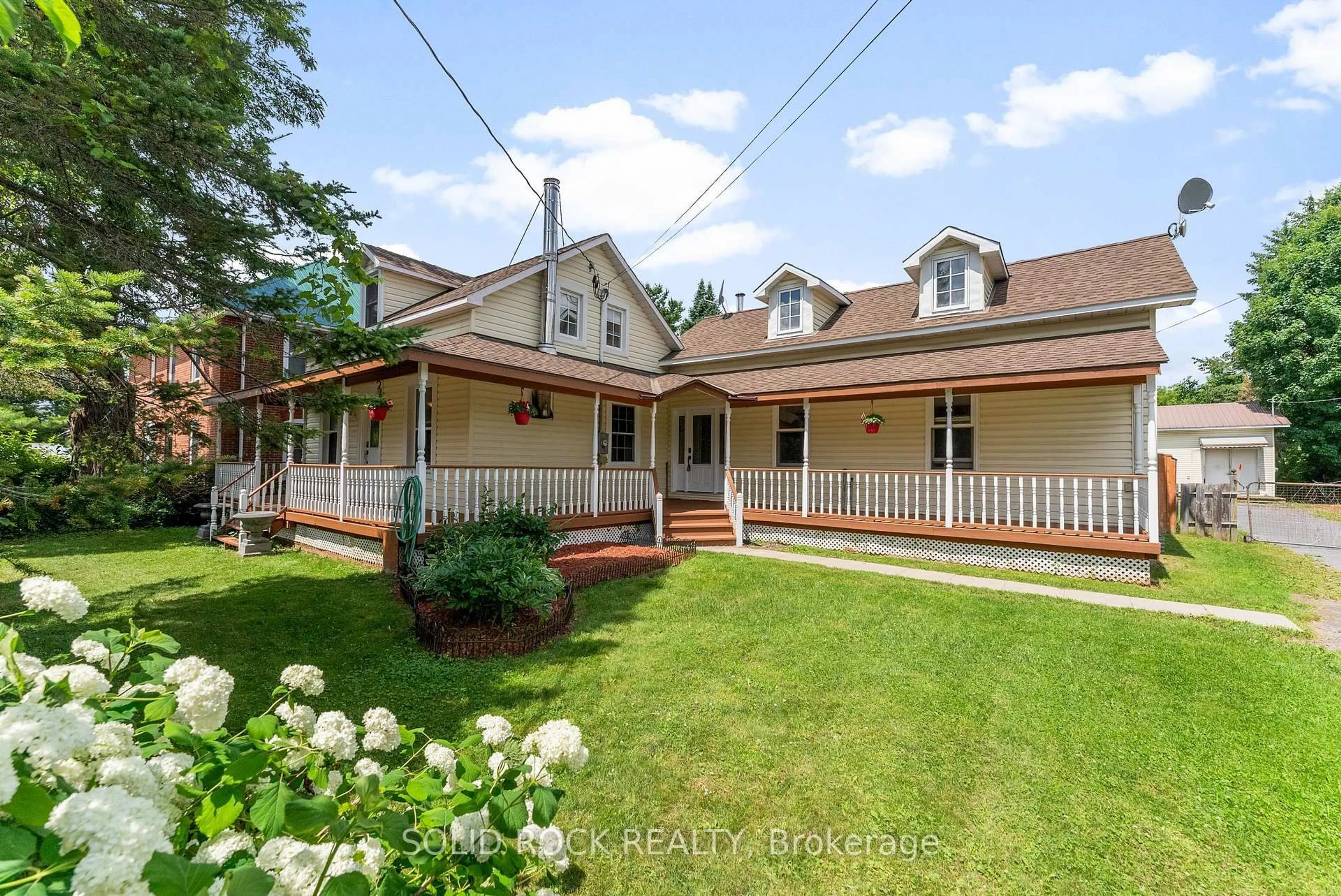 A pic from outside/outdoor area/front of a property/back of a property/a pic from drone, street for 306 RICHMOND Rd, Ashton Ontario K0A 1B0
