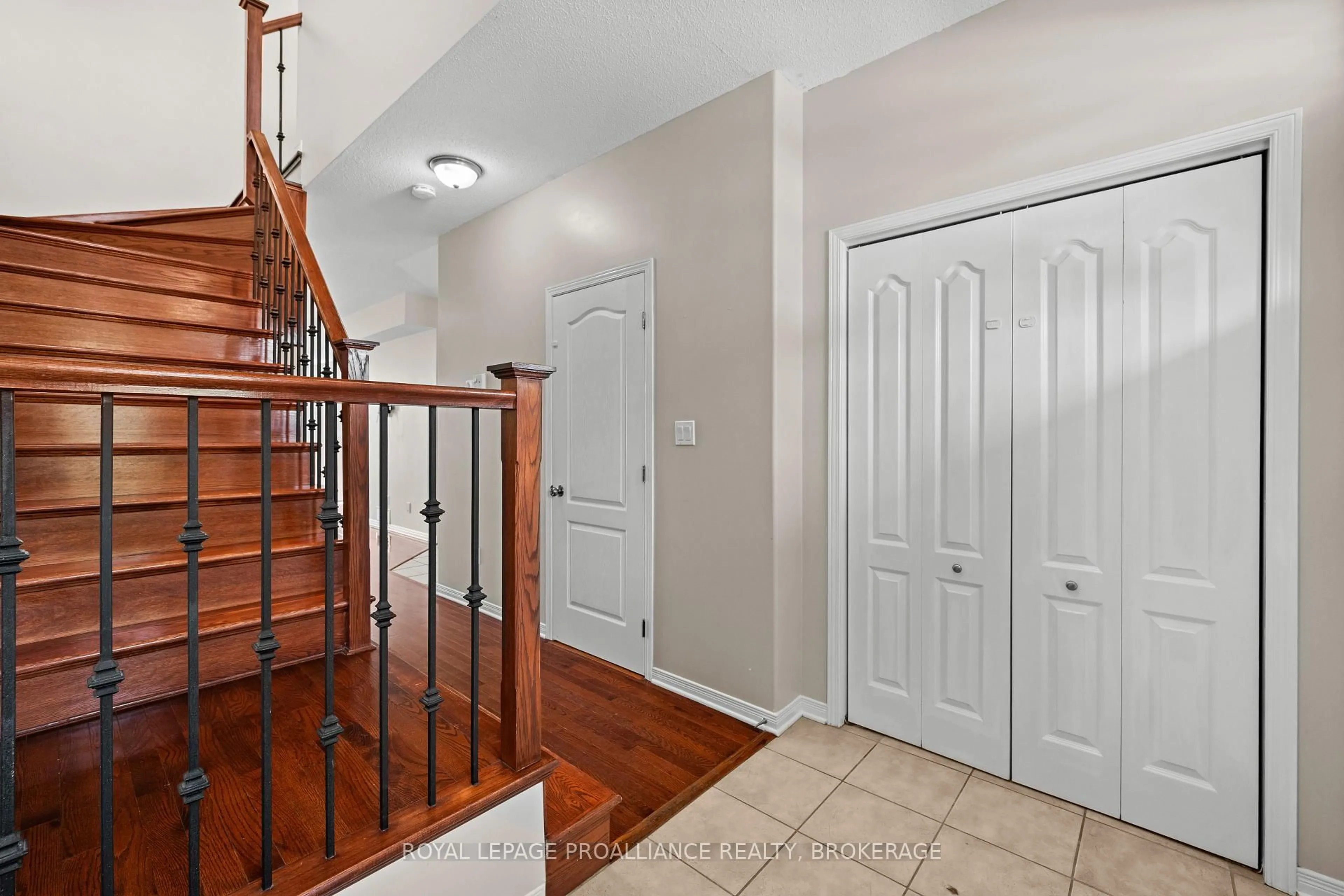 Indoor entryway for 443 Maureen St, Kingston Ontario K7K 7M2