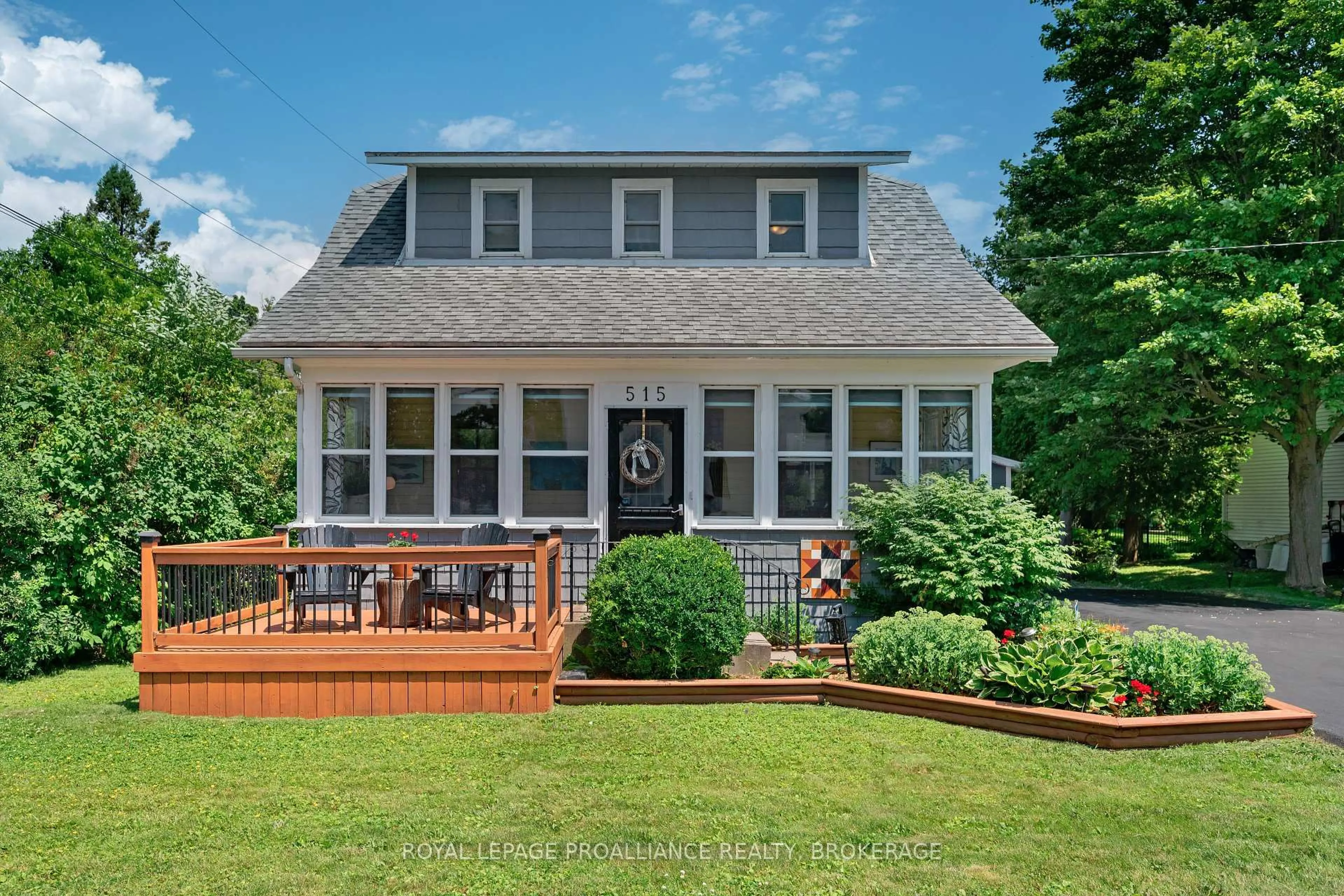 Home with vinyl exterior material, water/lake/river/ocean view for 515 William St, Gananoque Ontario K7G 1T4